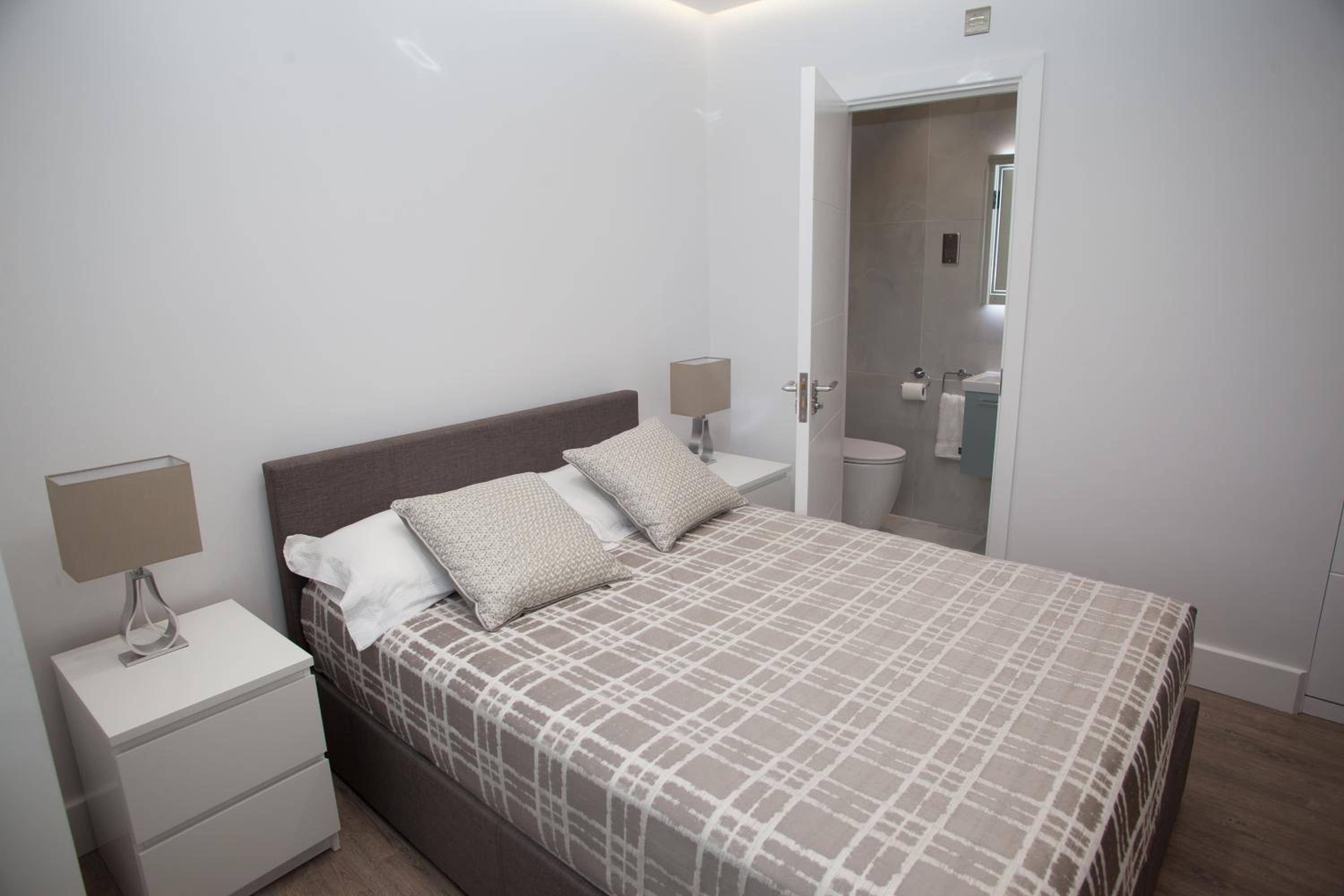 Double Room with Private Bathroom - Photo 9