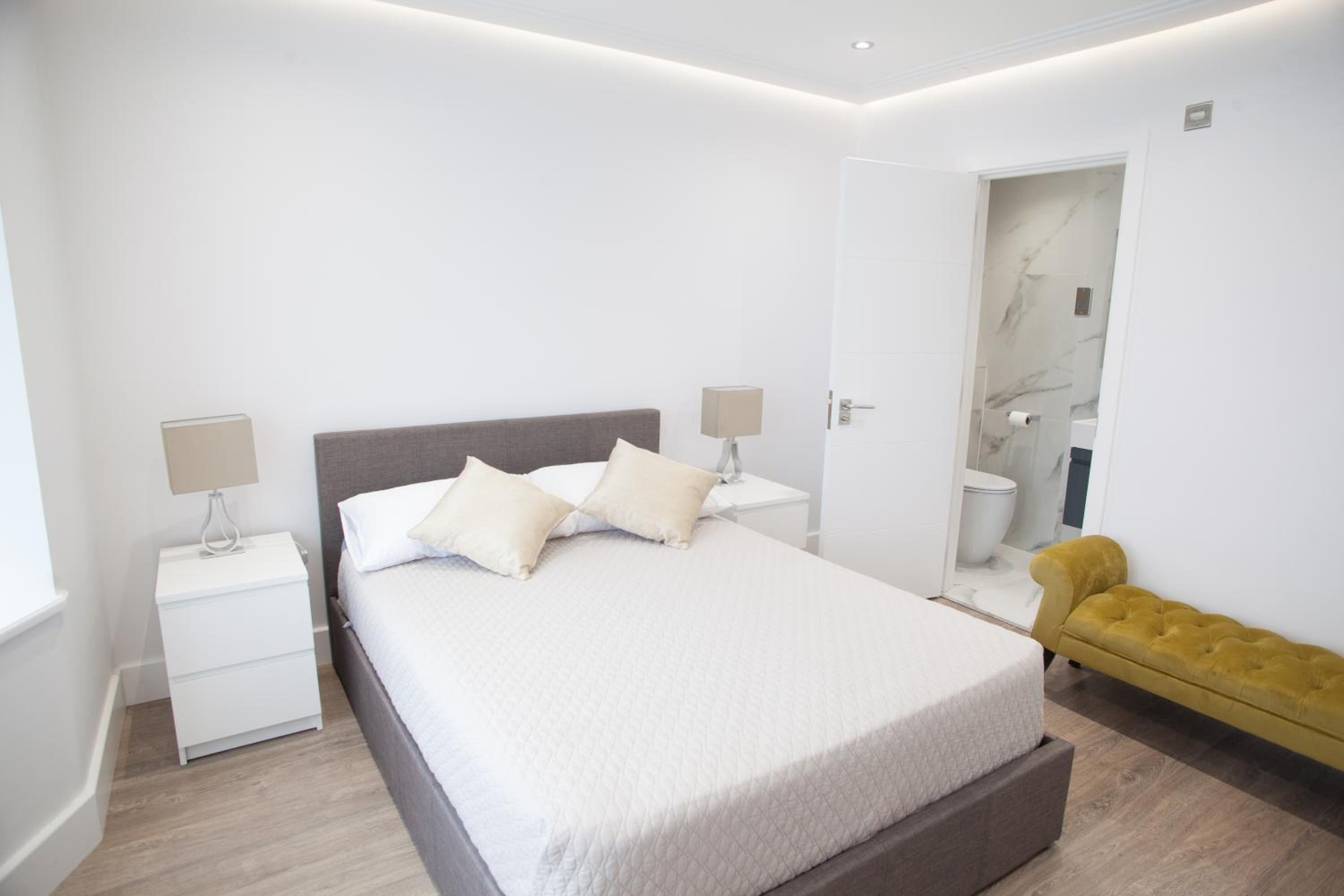 Double Room with Private Bathroom - Photo 11