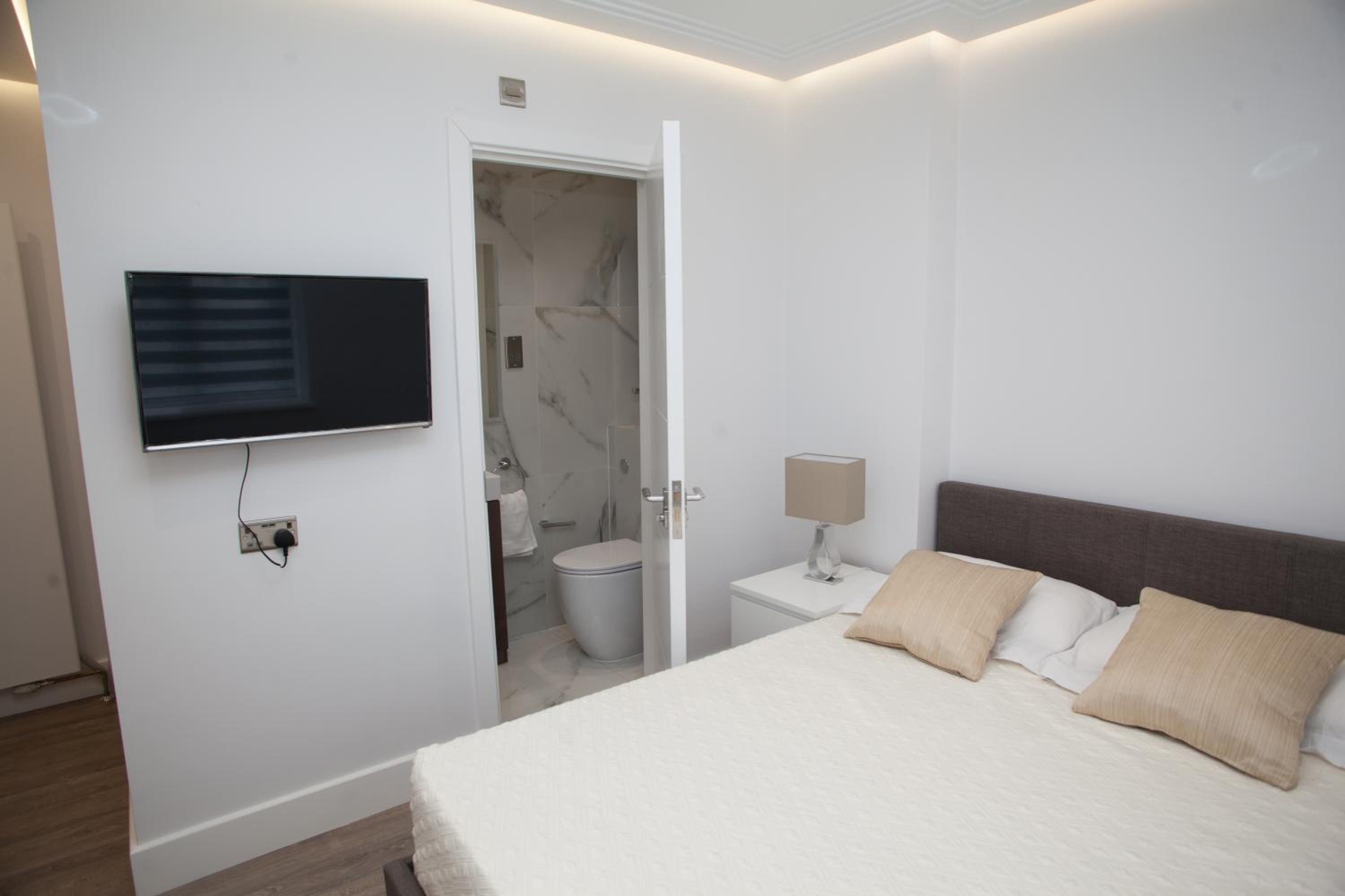 Double Room with Private Bathroom - Photo 12
