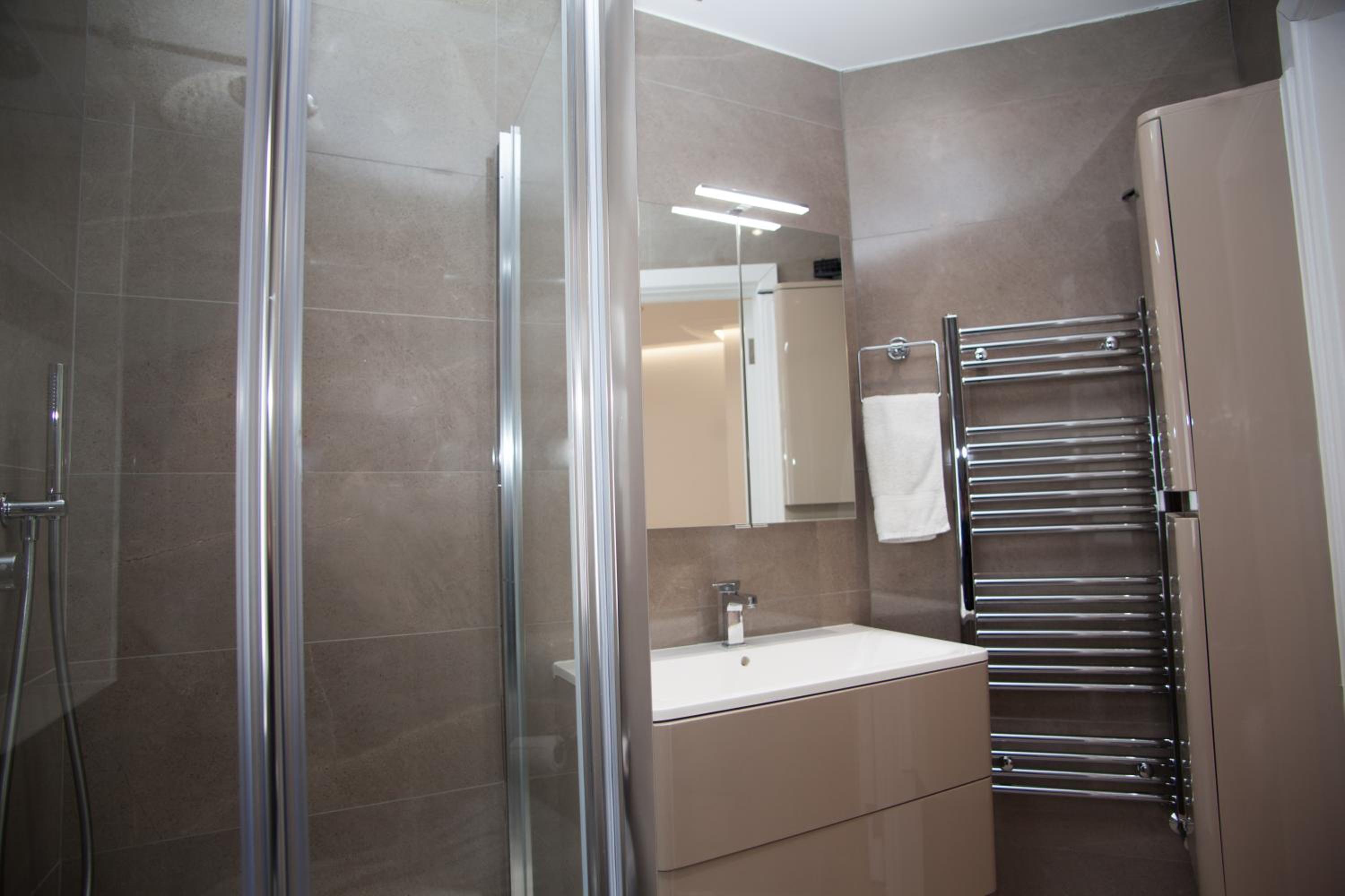 Double Room with Private Bathroom - Photo 15