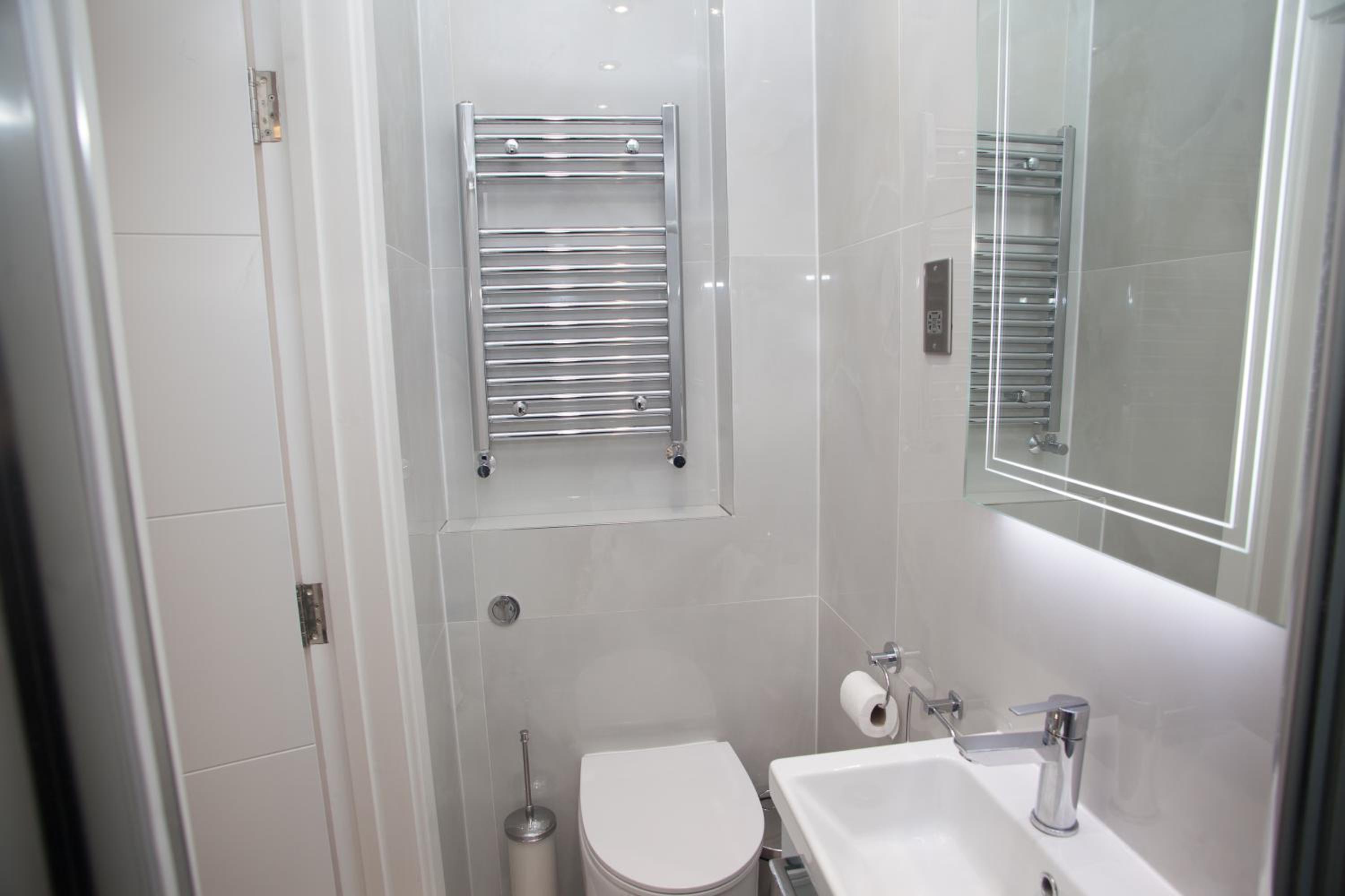 Double Room with Private Bathroom - Photo 16