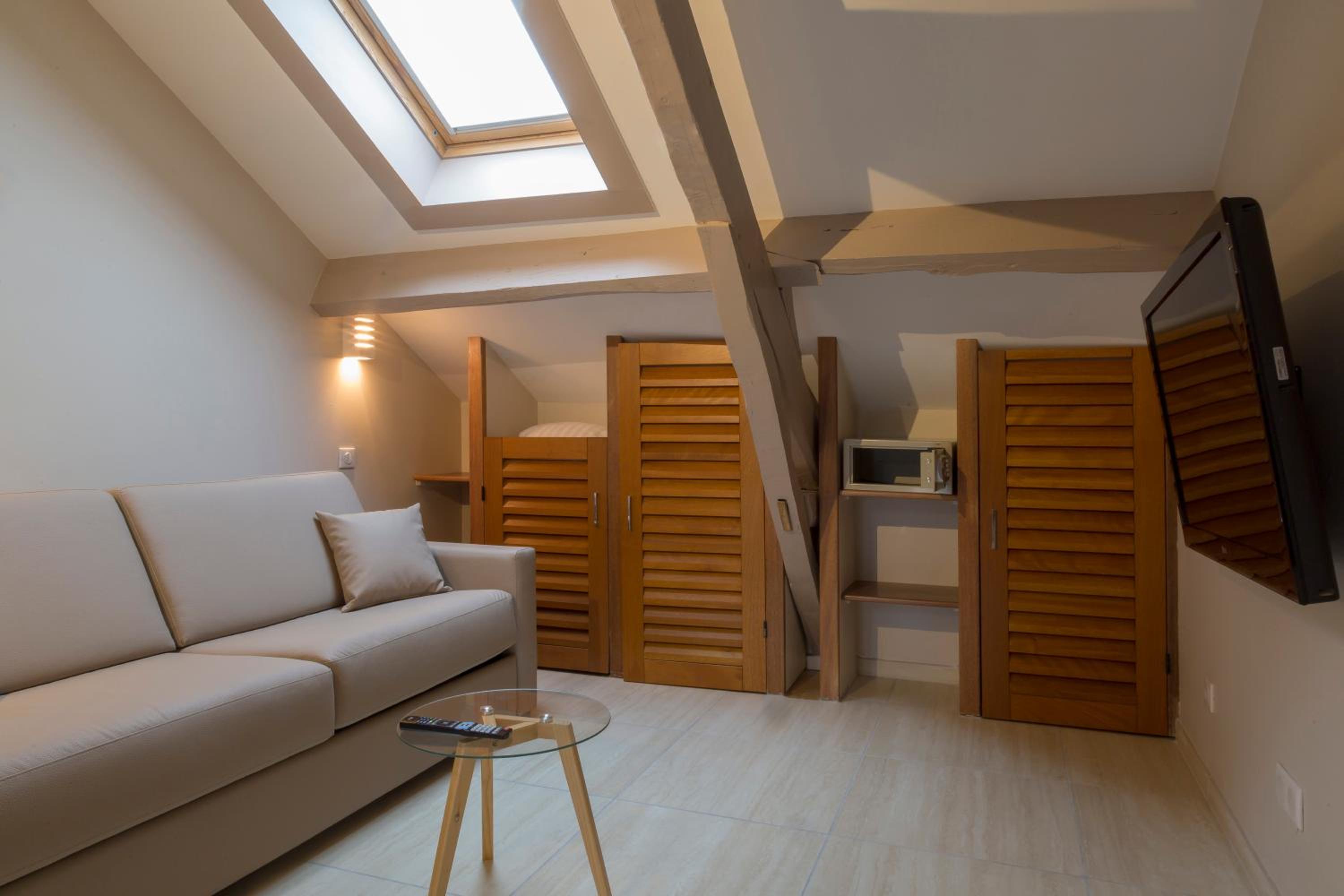 Suite - Attic - Photo 3