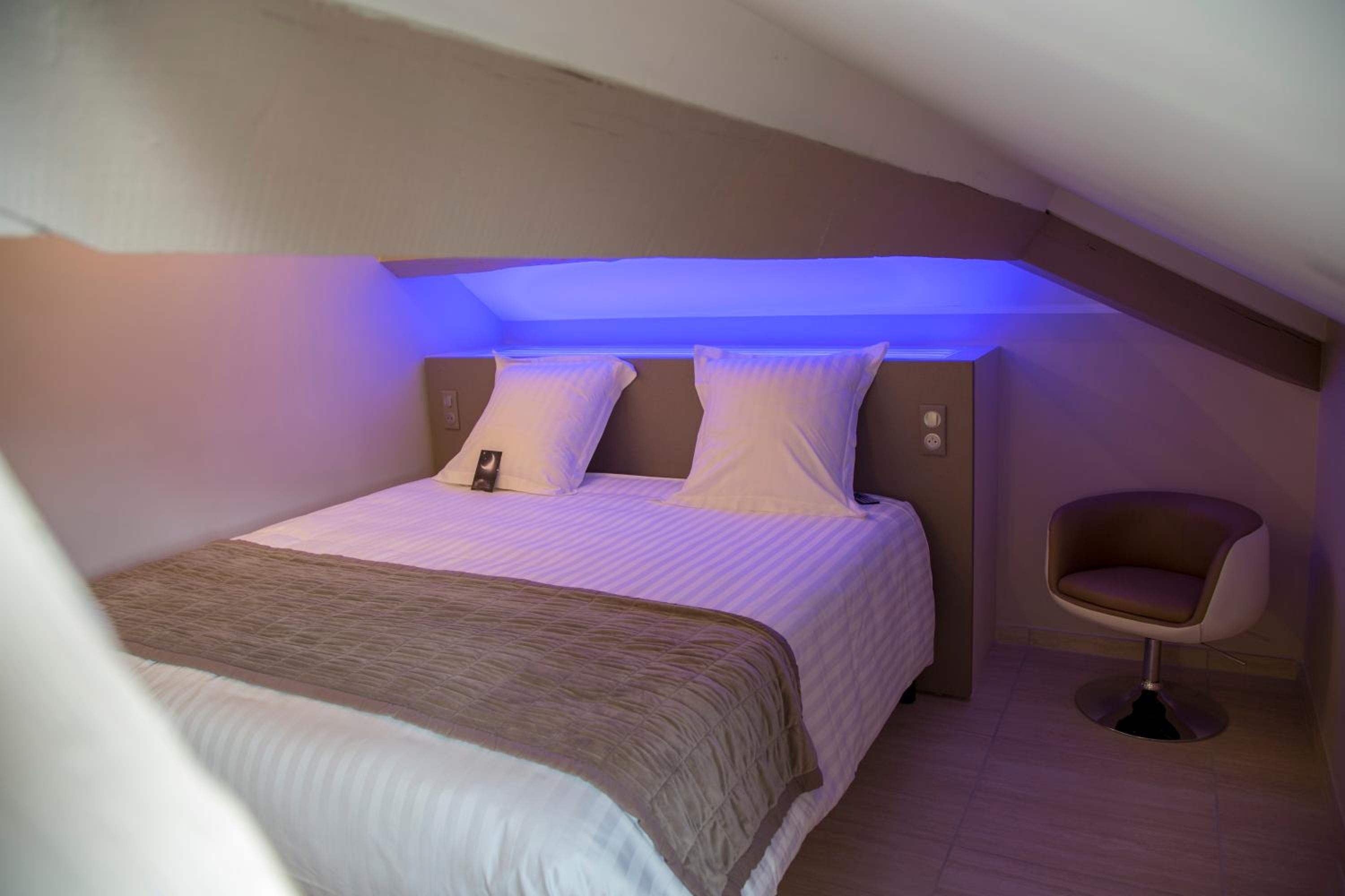 Suite - Attic - Photo 1