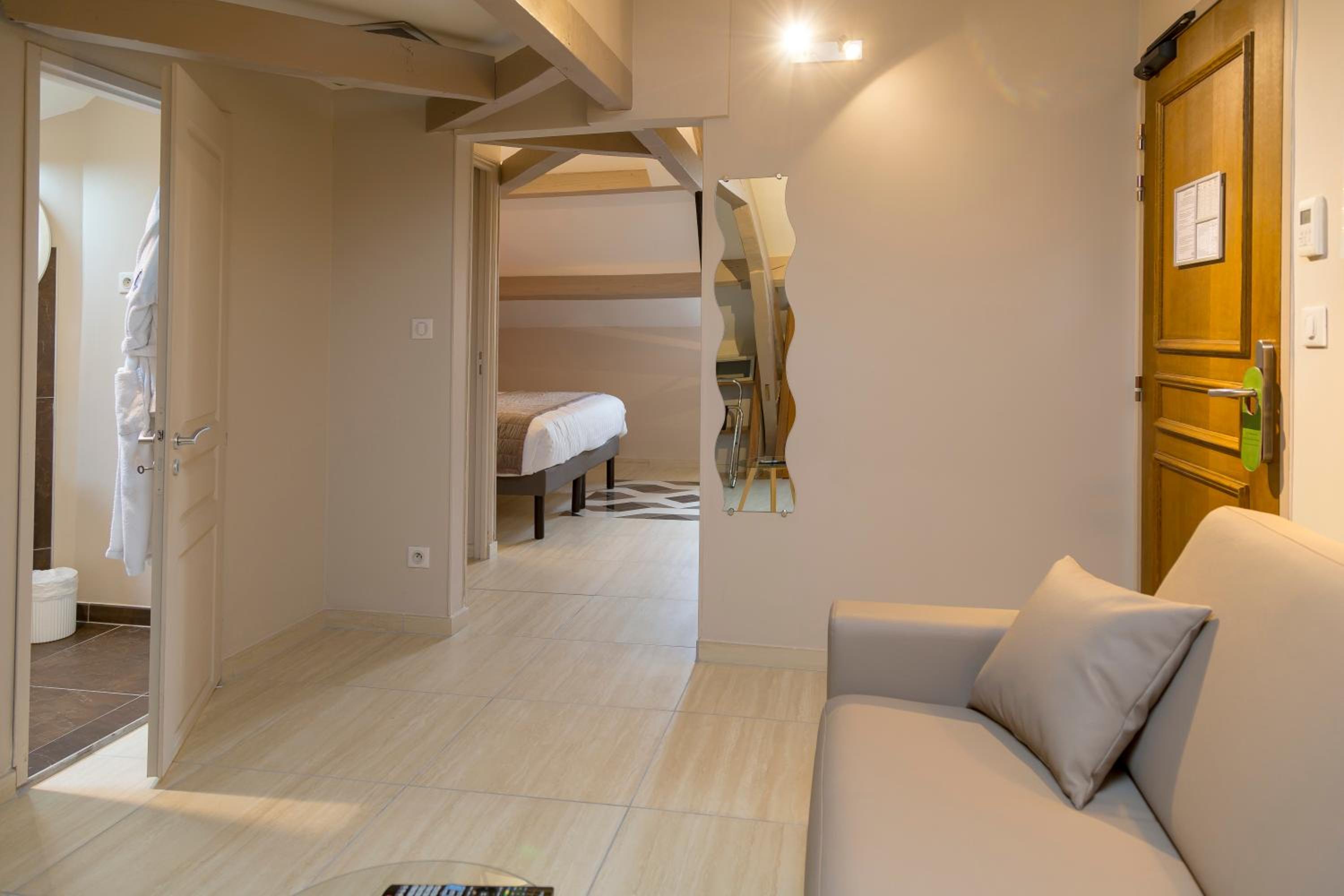 Suite - Attic - Photo 4