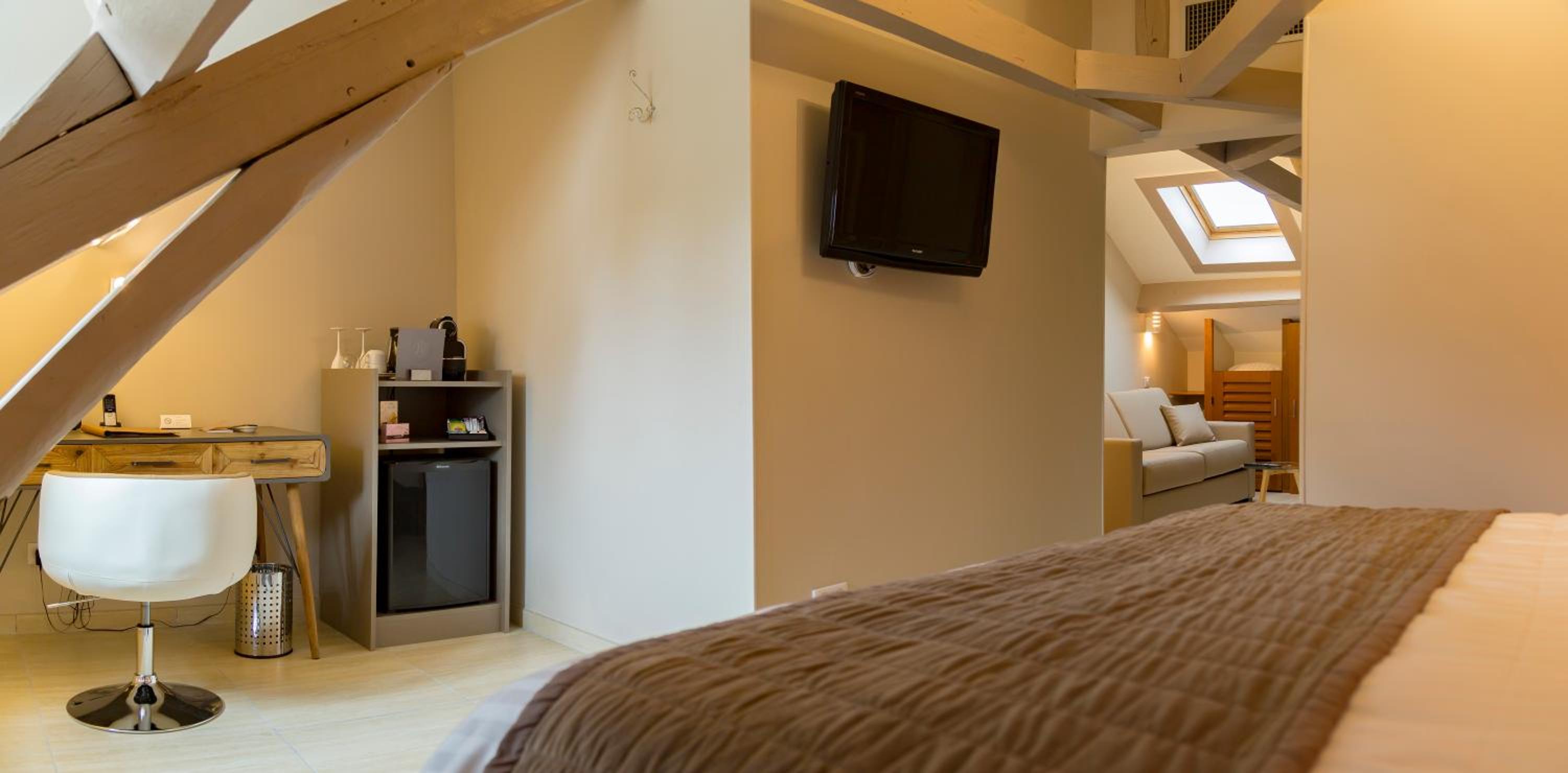 Suite - Attic - Photo 5