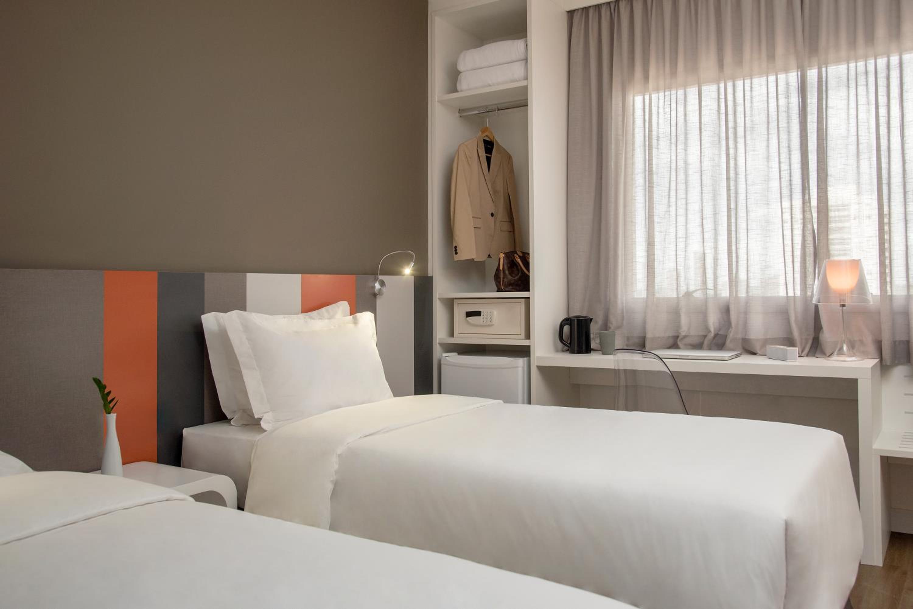 Deluxe Twin - 2 Single Beds photo 2
