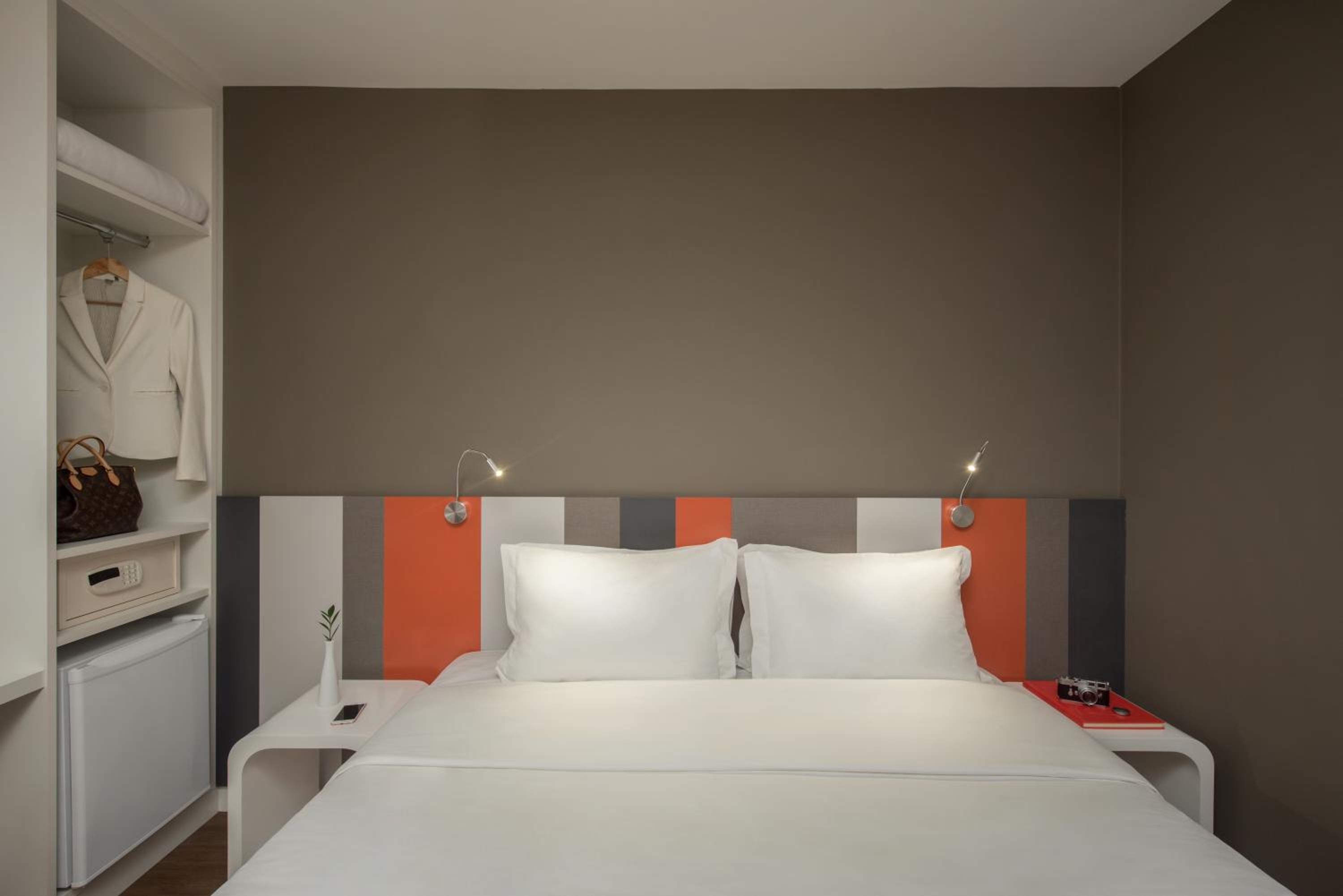 Deluxe Double 1 Queen Bed photo 2