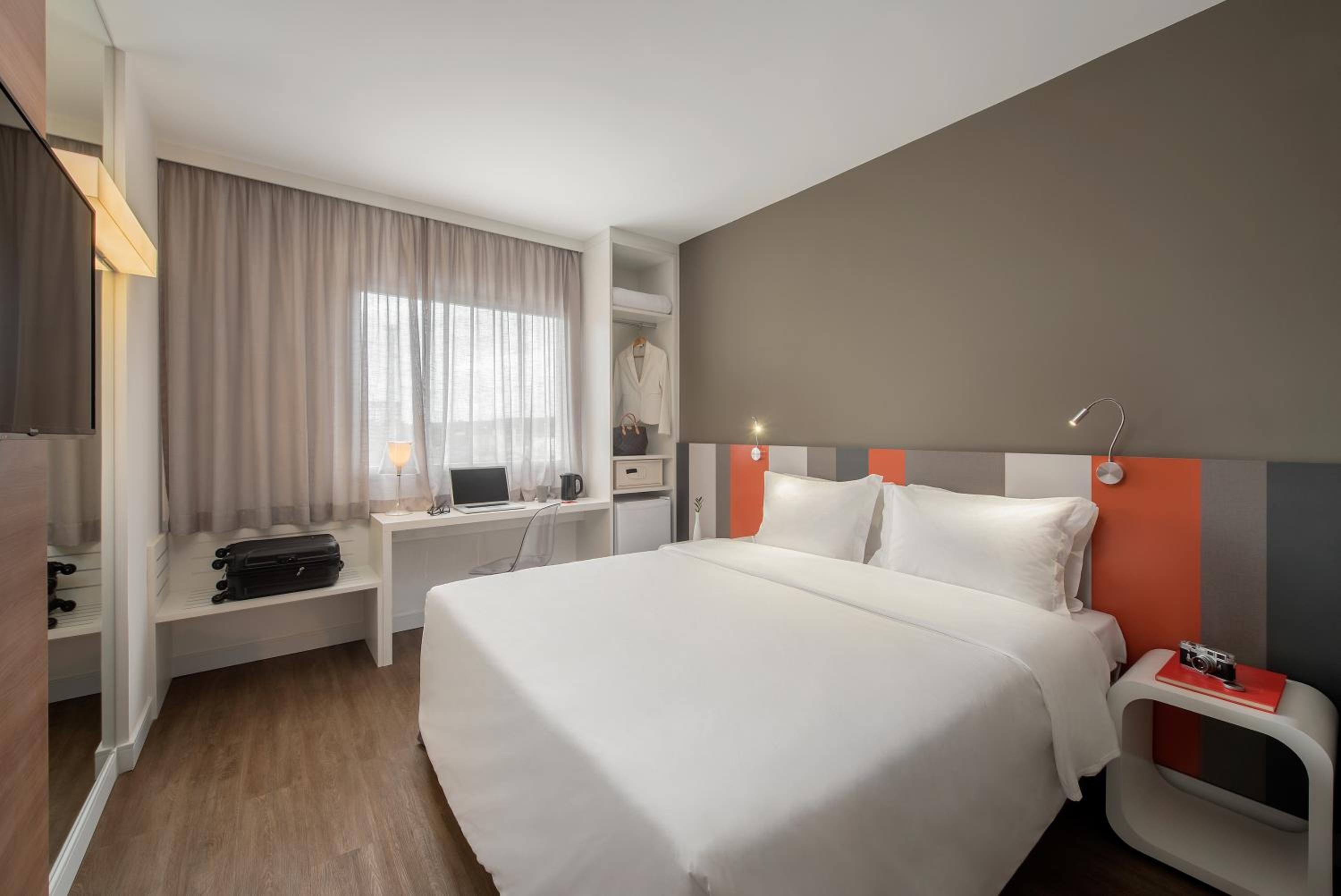 Deluxe Double 1 Queen Bed
