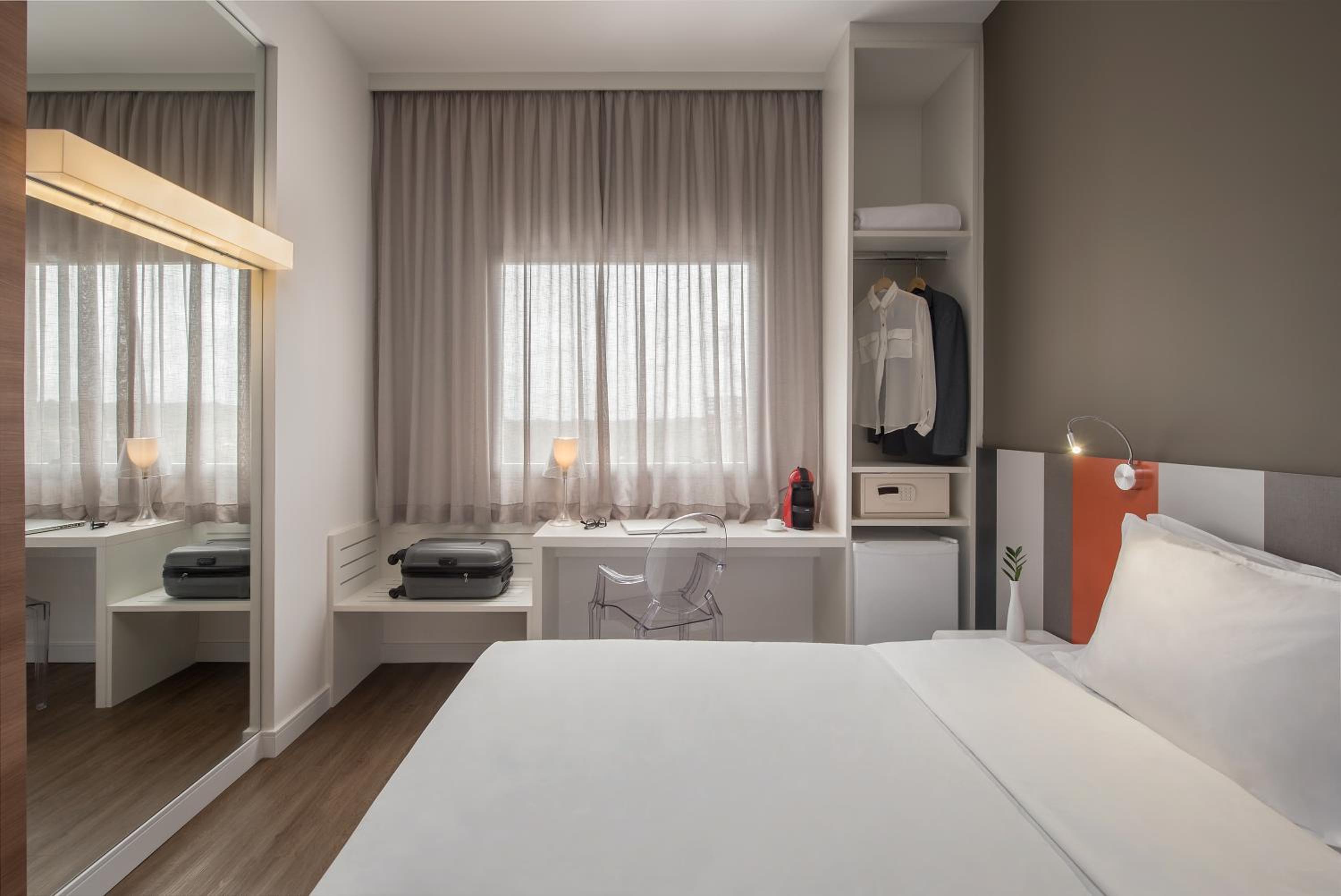 Premium Double Room - Queen Bed photo 2