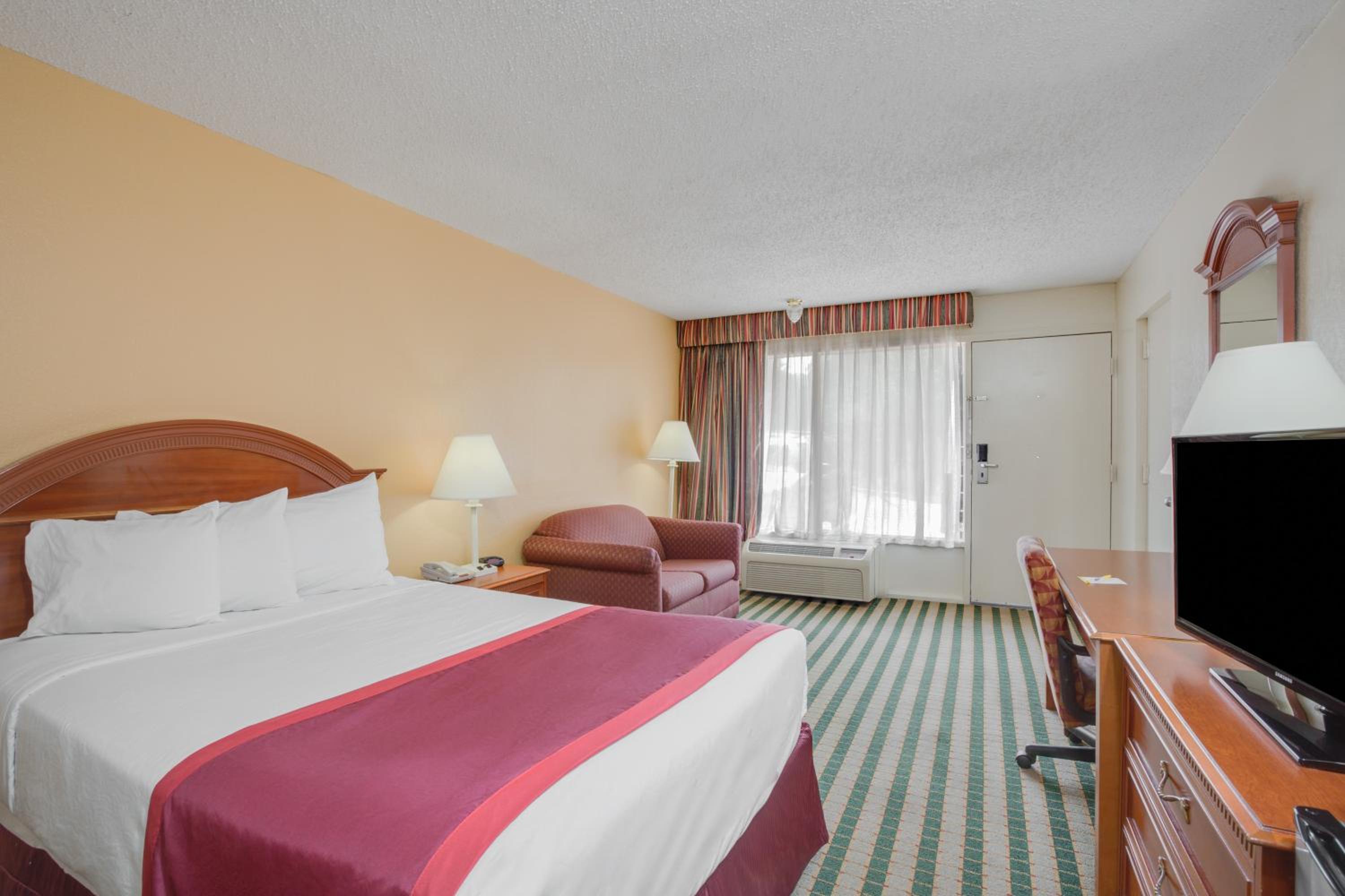 Deluxe Double Room - Disability Access/Non-Smoking - Photo 2