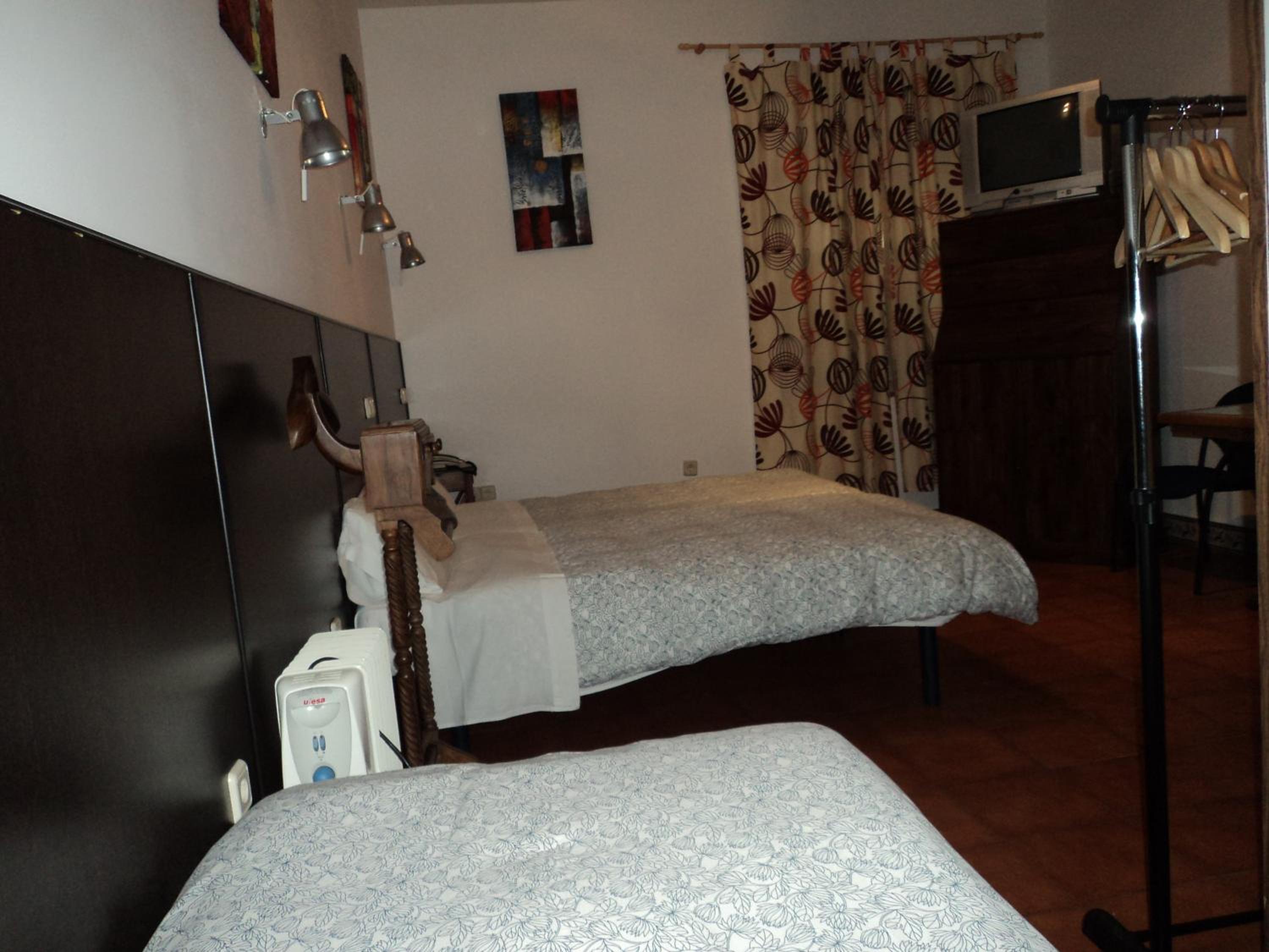 Economy Triple Room photo 3