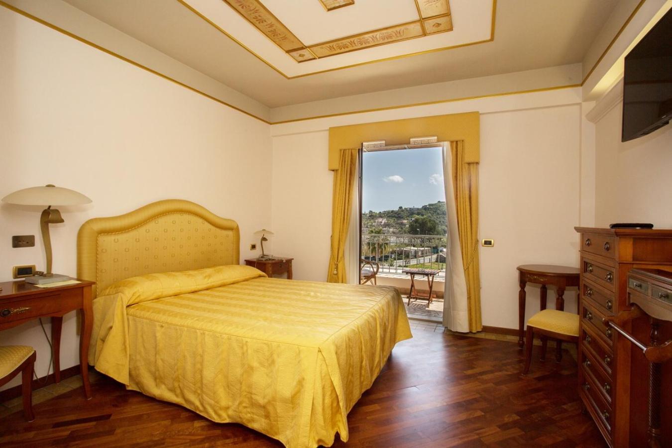 Deluxe Double or Twin Room with Sea View - Photo 2