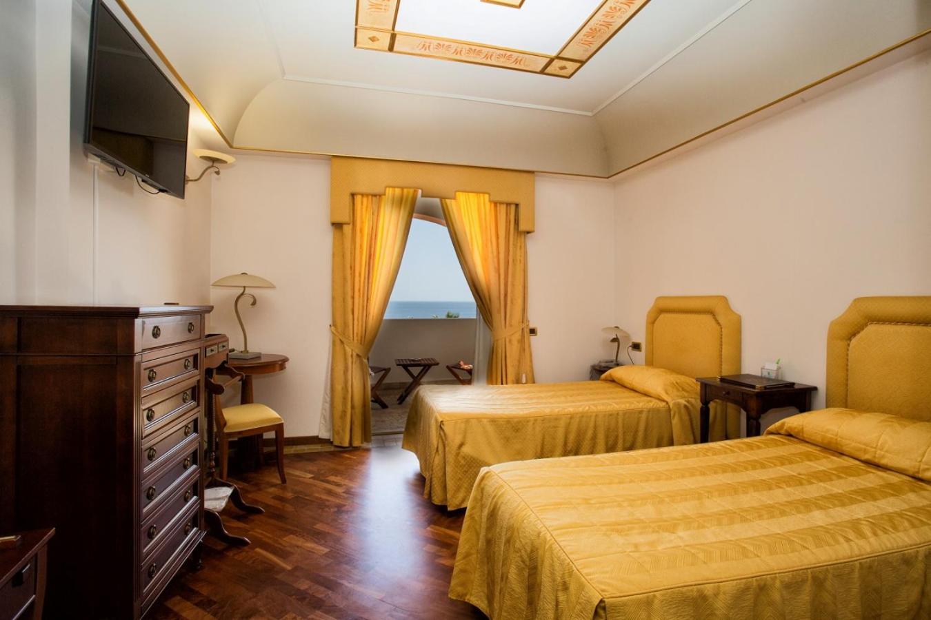 Deluxe Double or Twin Room with Sea View - Photo 1