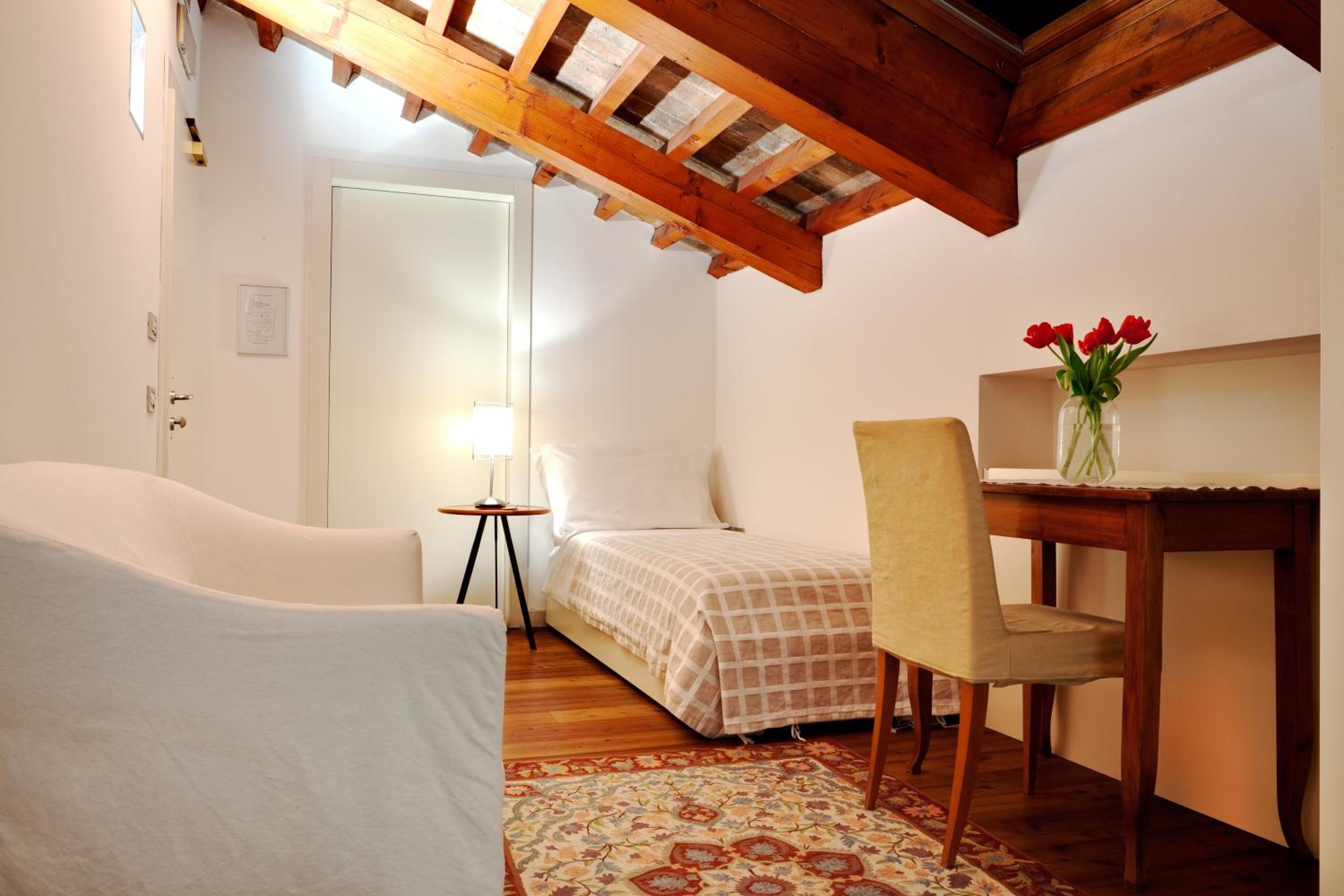 Single Room photo 3