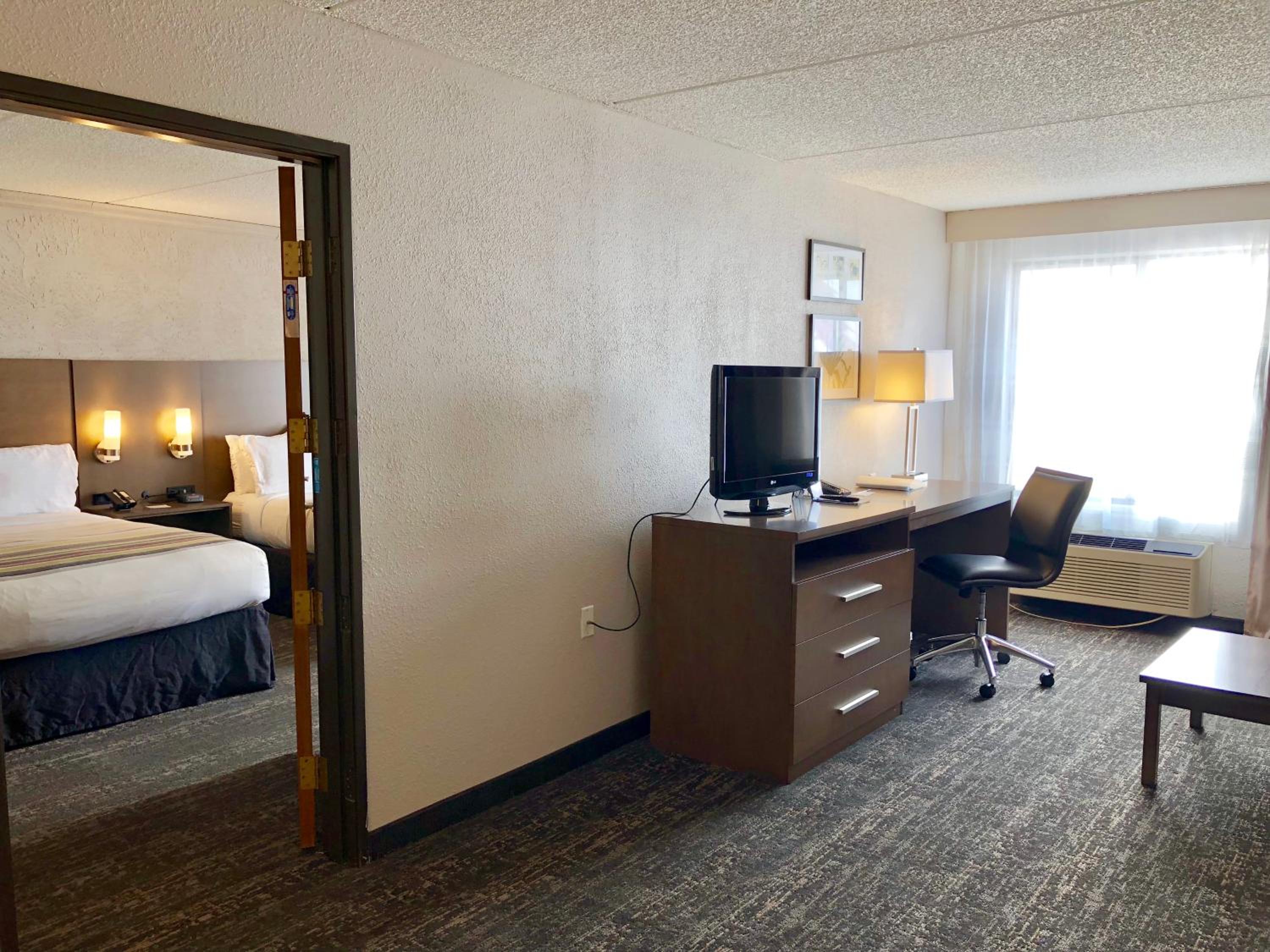 Suite with Two Queen Beds - Non-Smoking - Photo 10