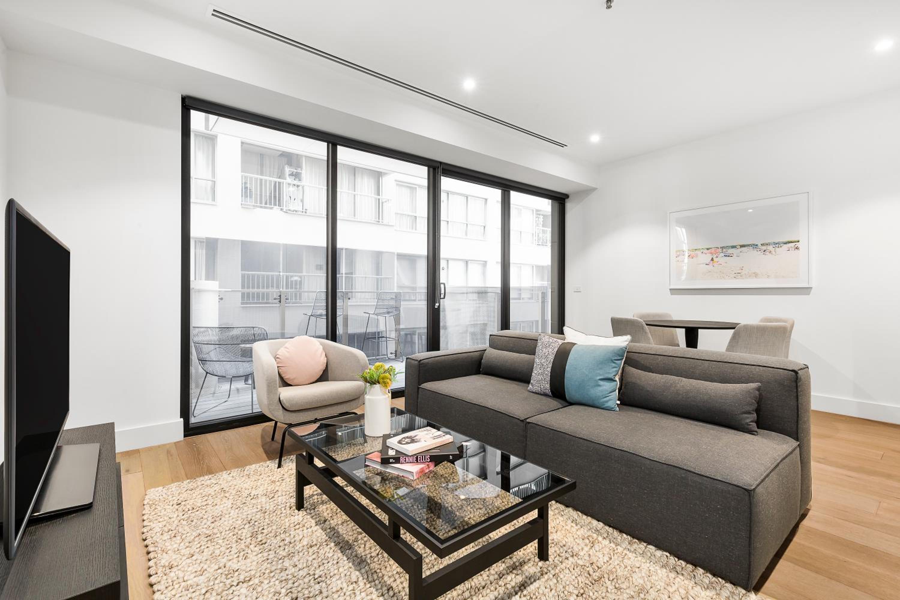 One-Bedroom Apartment thumbnail 5