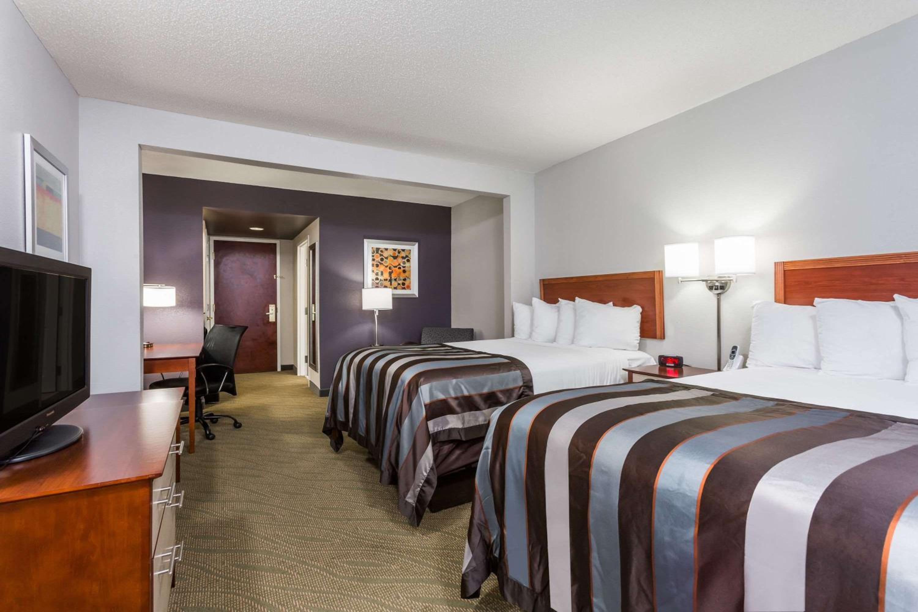 Queen Room with Two Queen Beds - Non-Smoking - Photo 1