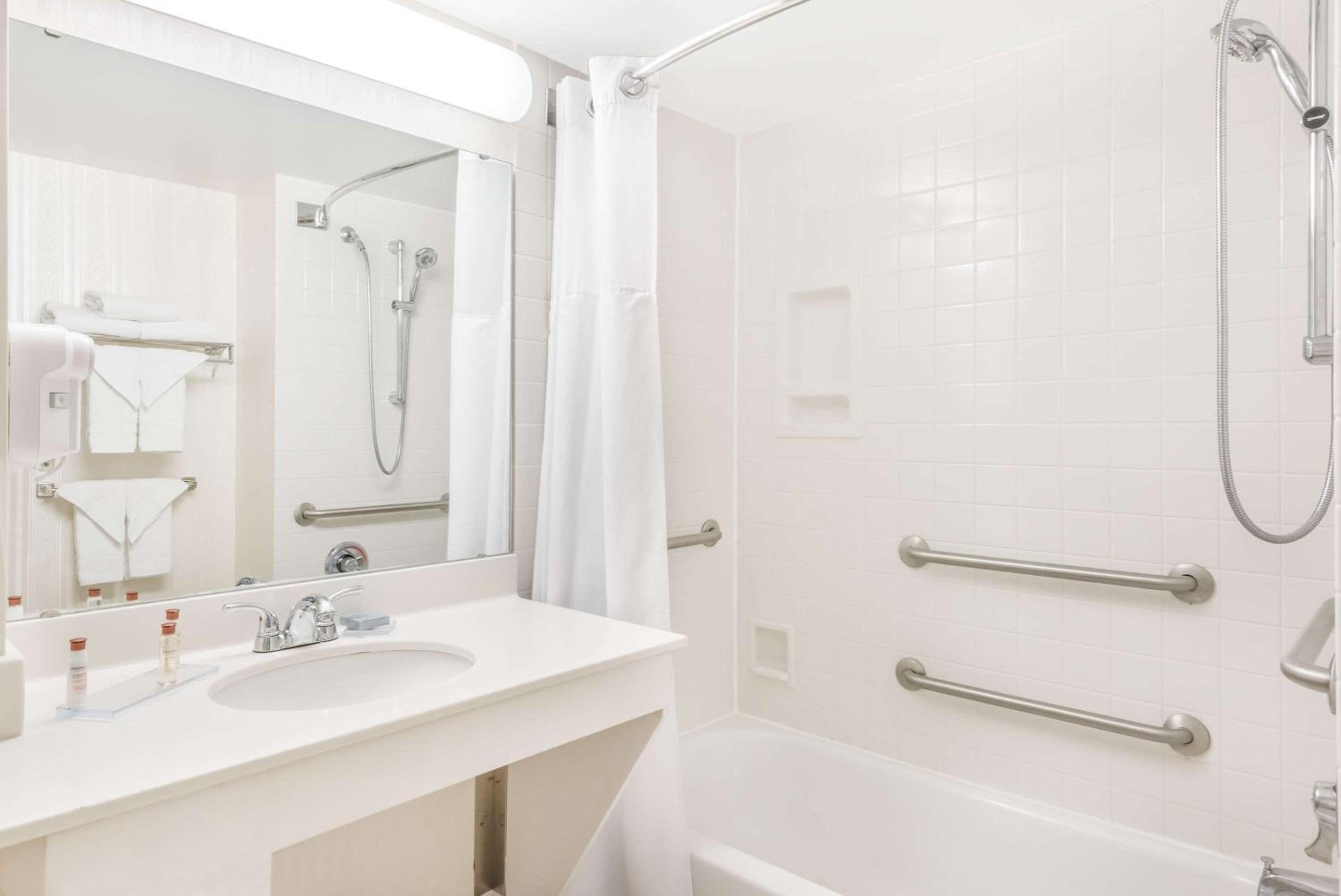 King Room with Bath Tub - Mobility Accessible/Non-Smoking - Photo 5