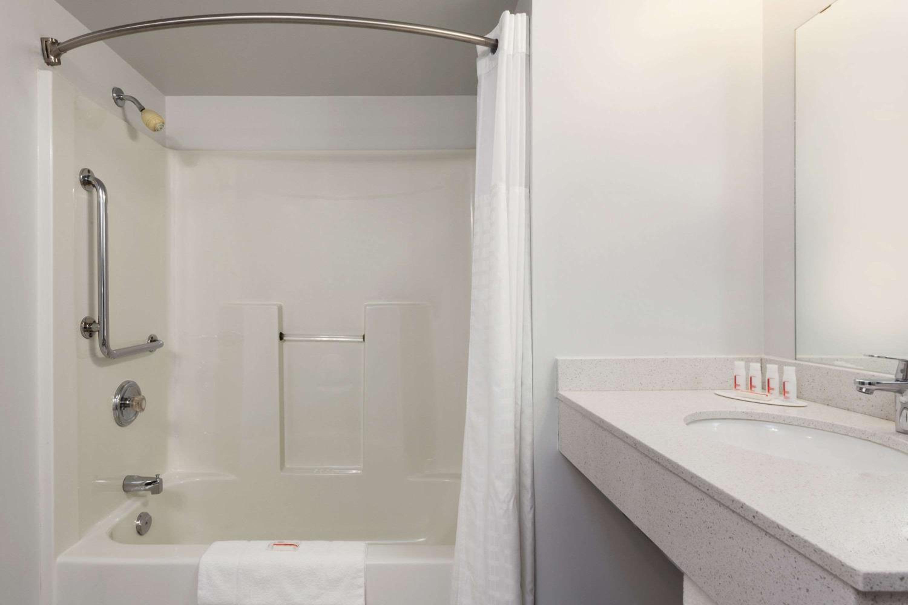 Queen Room - Mobility Access/Non-Smoking