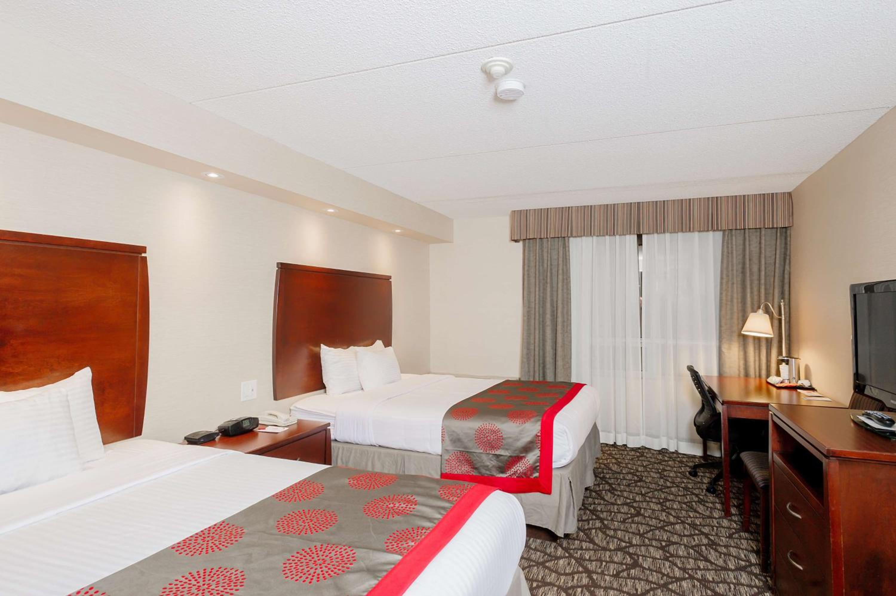 Queen Room With Two Queen Beds - Mobility Access/Non-Smoking photo 2