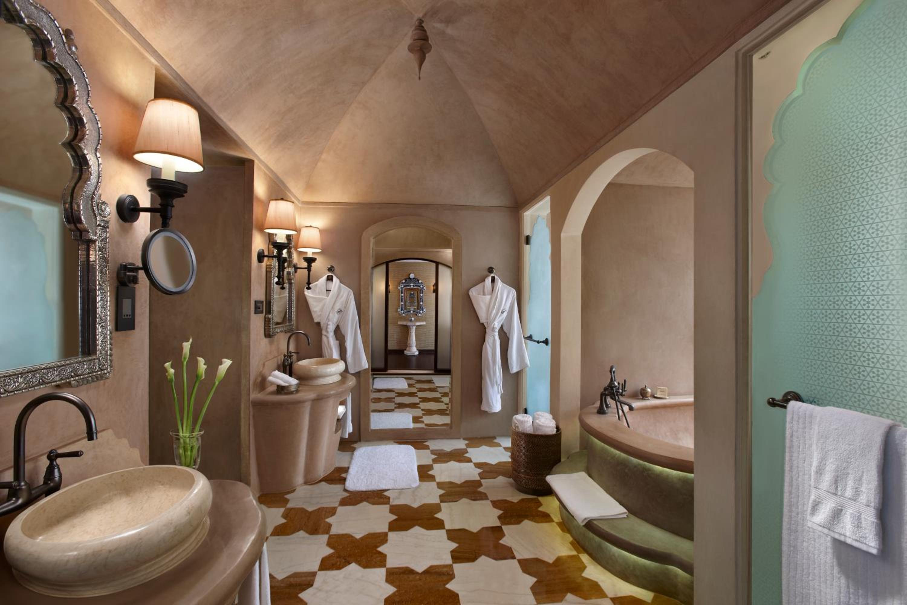 Signature Twin Room: 2 complimentary craft beers or signature cocktail at Anjum per room per stay, Happy Hours (Buy 1 Get 1) at Anjum Bar on Select beverages,20% off on Food & Soft Beverage and Laundry, Set dinner for couple at Zarin@INR 5000++ - Photo 4