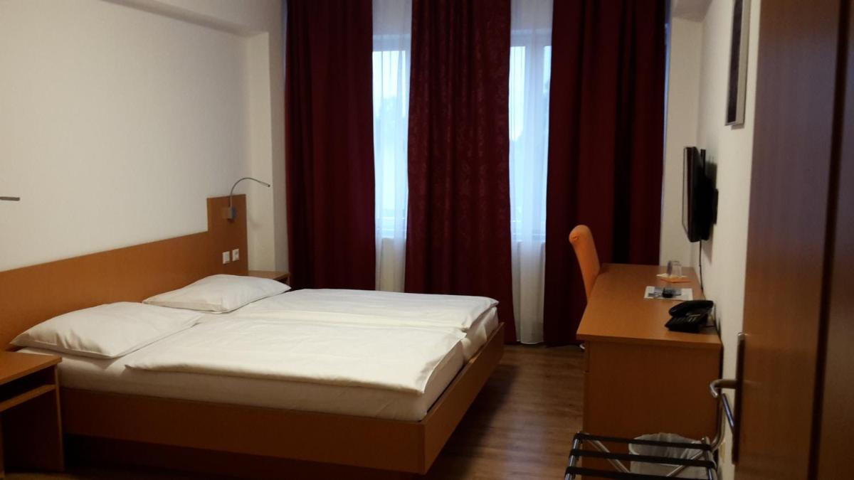 Double Room with Private Bathroom photo 2