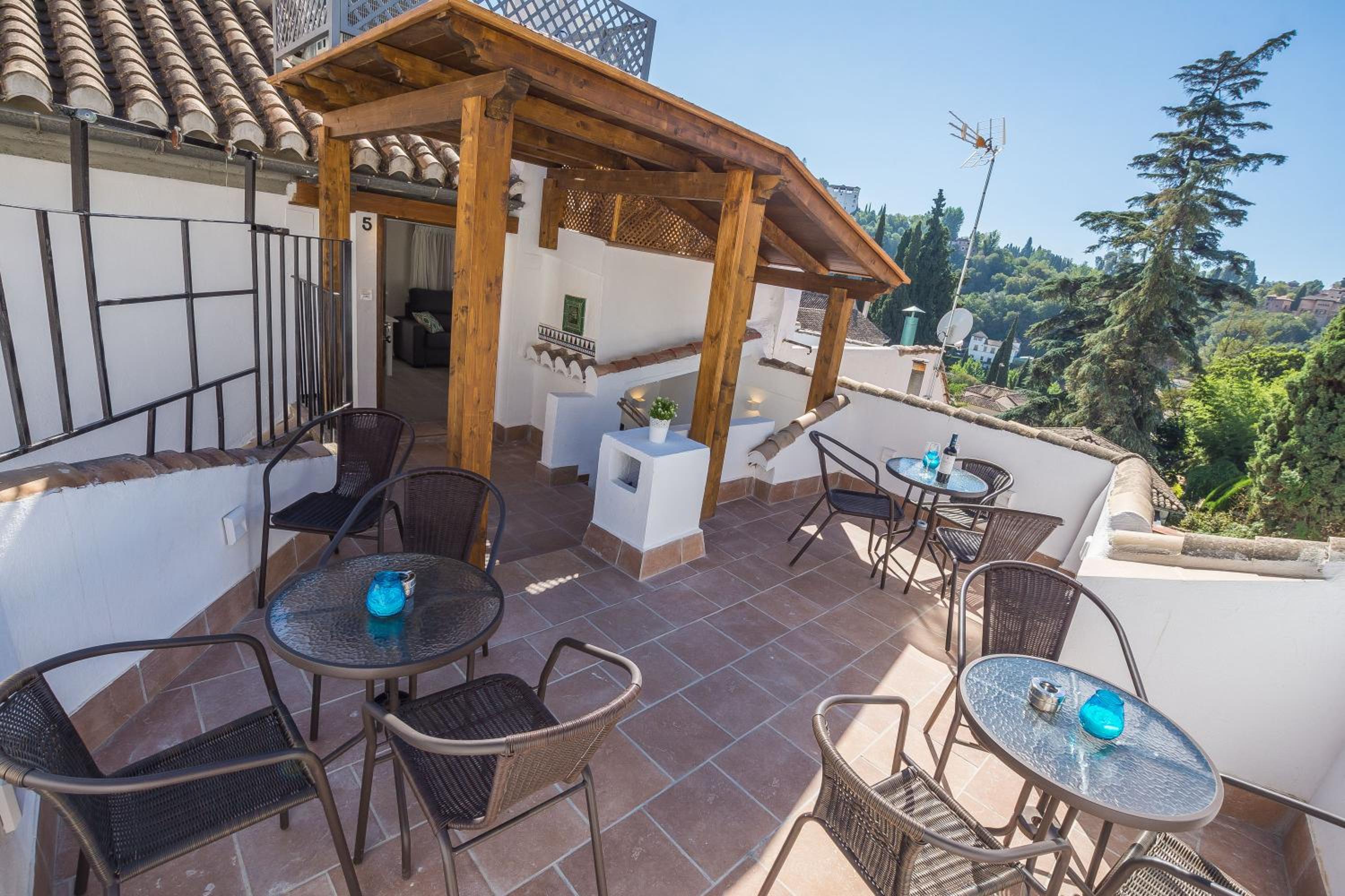 Apartment with Terrace - Photo 4