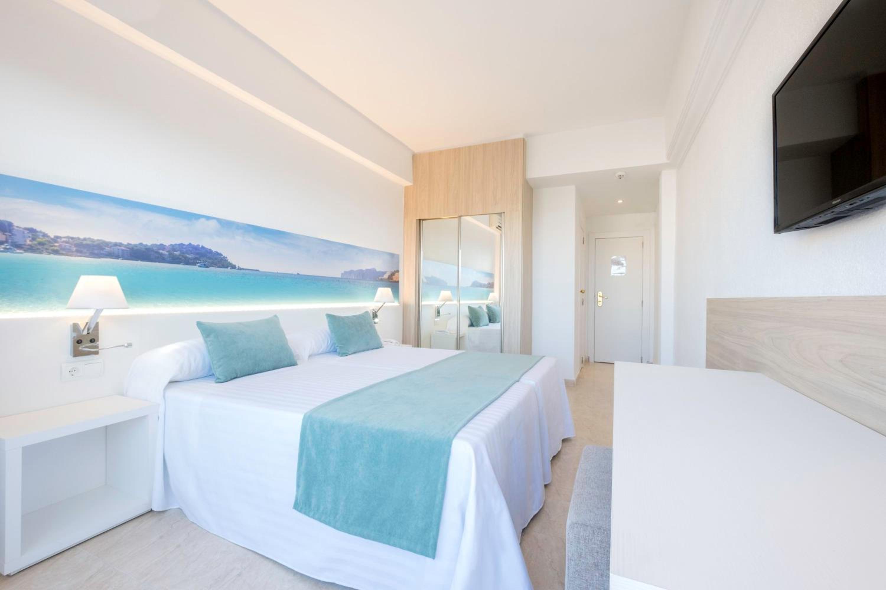 Premium Double Room with Sea View thumbnail 5