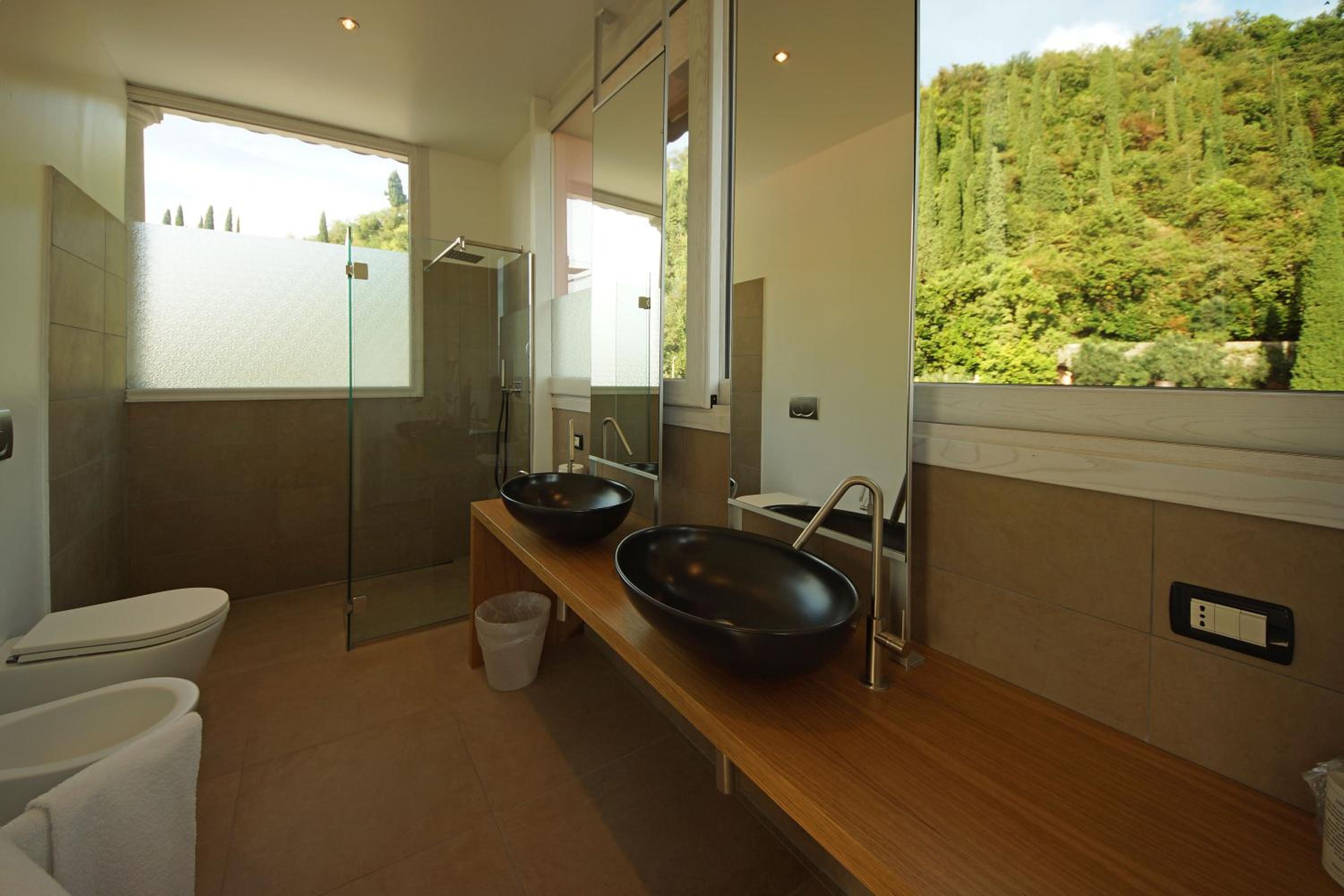 Double Room with Lake View - Attic photo 2