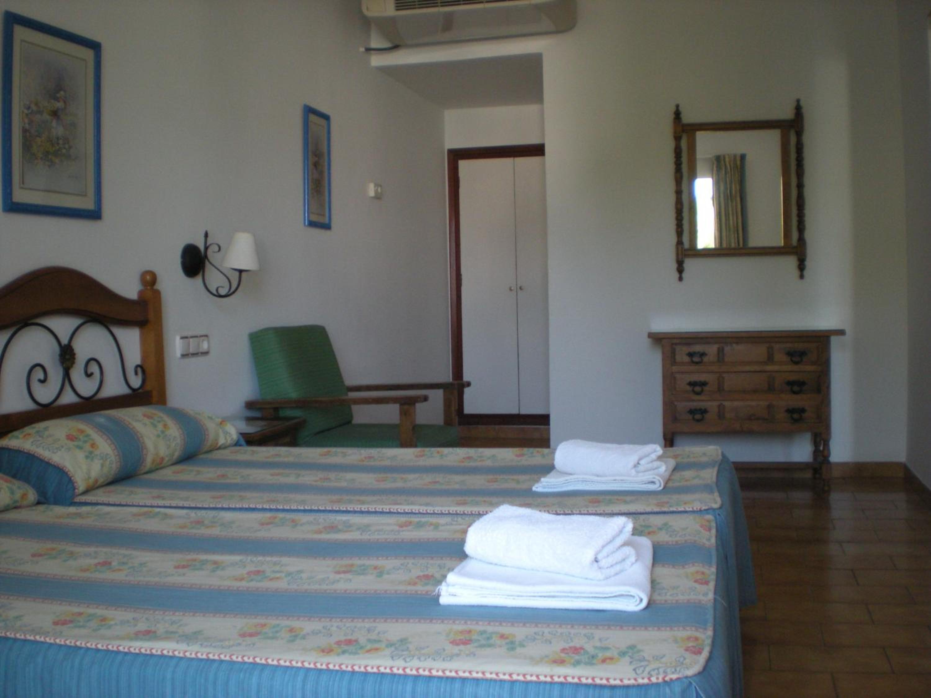 One-Bedroom Apartment (3-4 Adults) photo 2