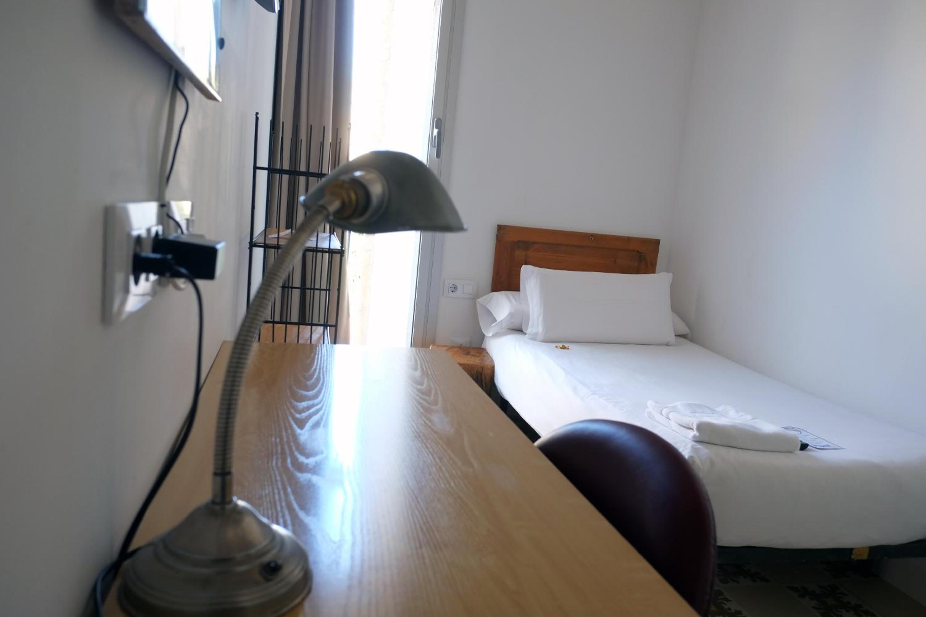 Habitación individual con baño privado externo.