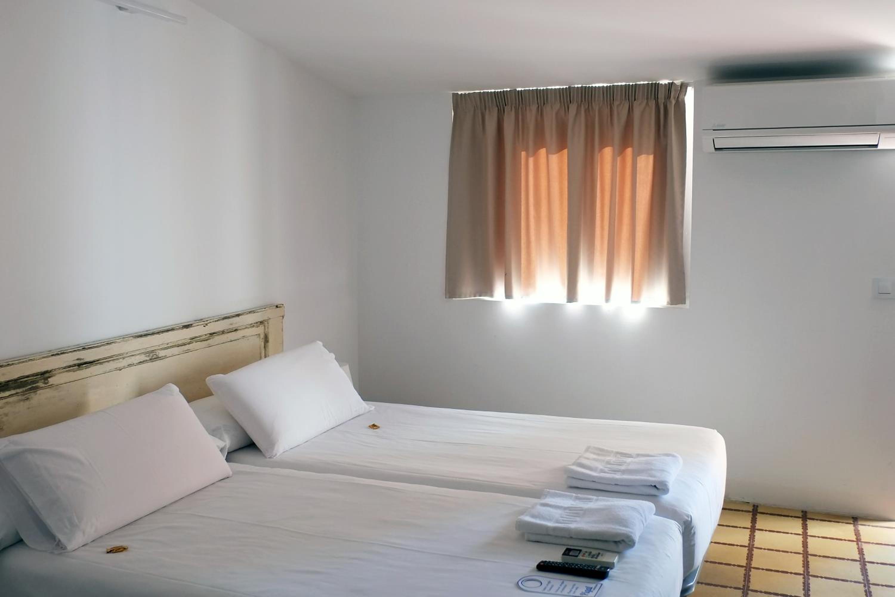 Twin Room with Private Bathroom photo 3