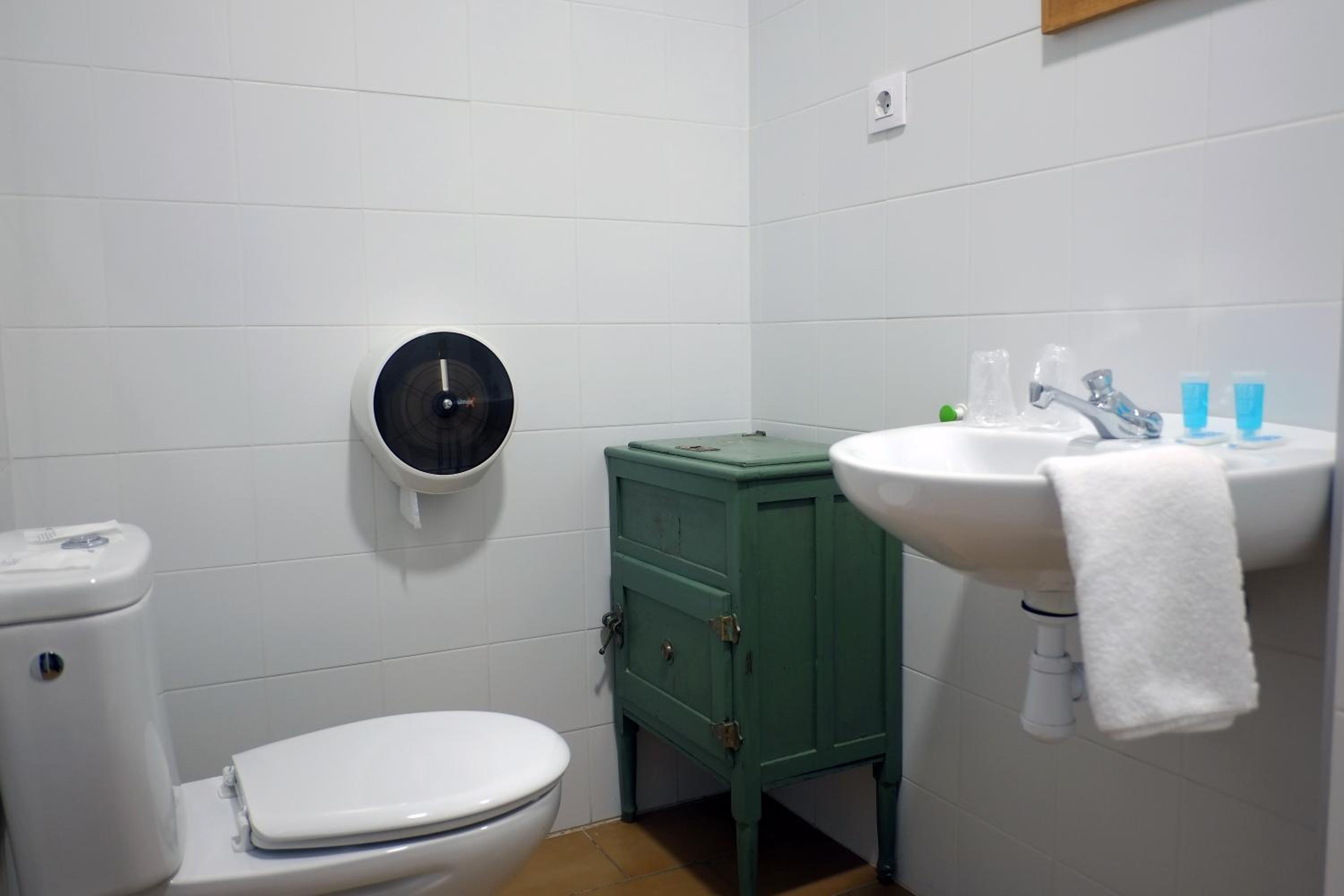 Twin Room with Private Bathroom photo 3