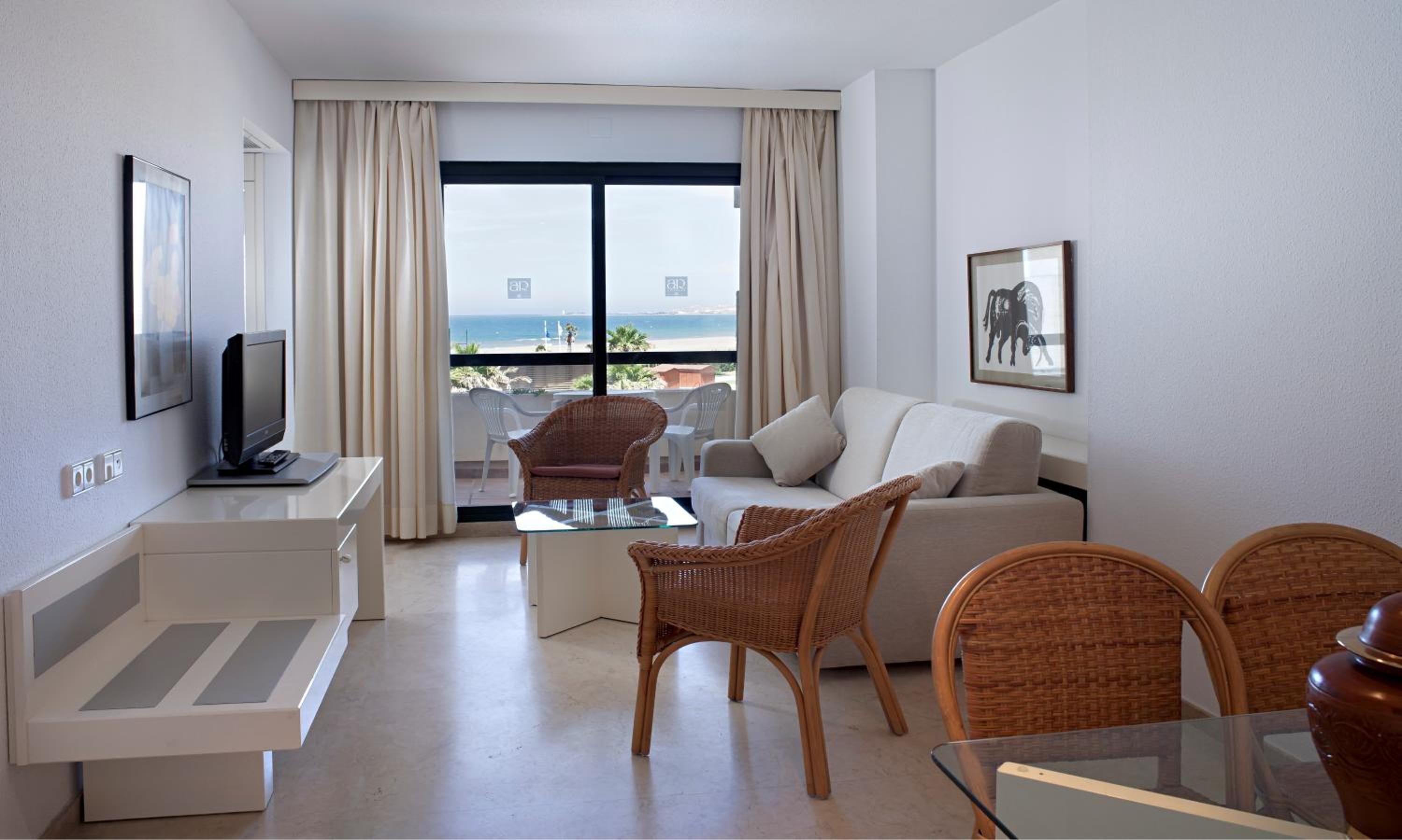 Junior Suite (2 Adults) - Photo 1