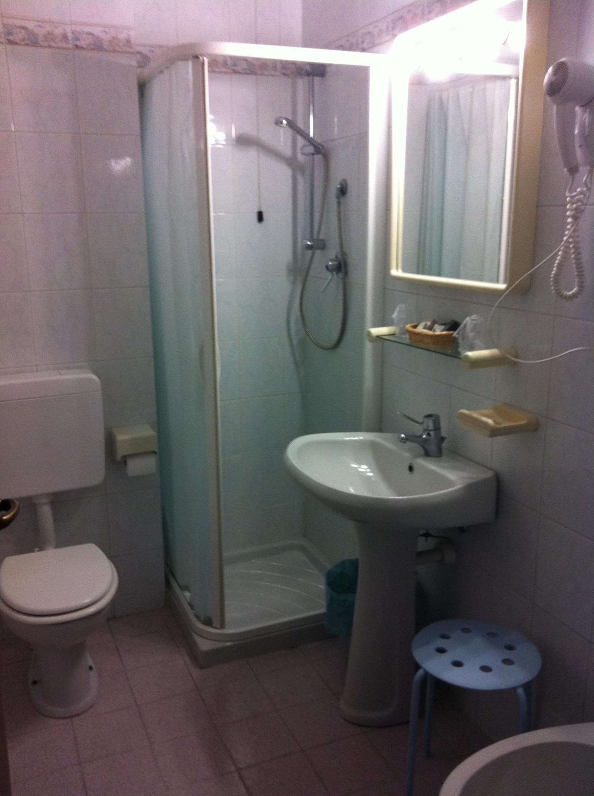 Quadruple Room with Air Conditioning - Photo 8