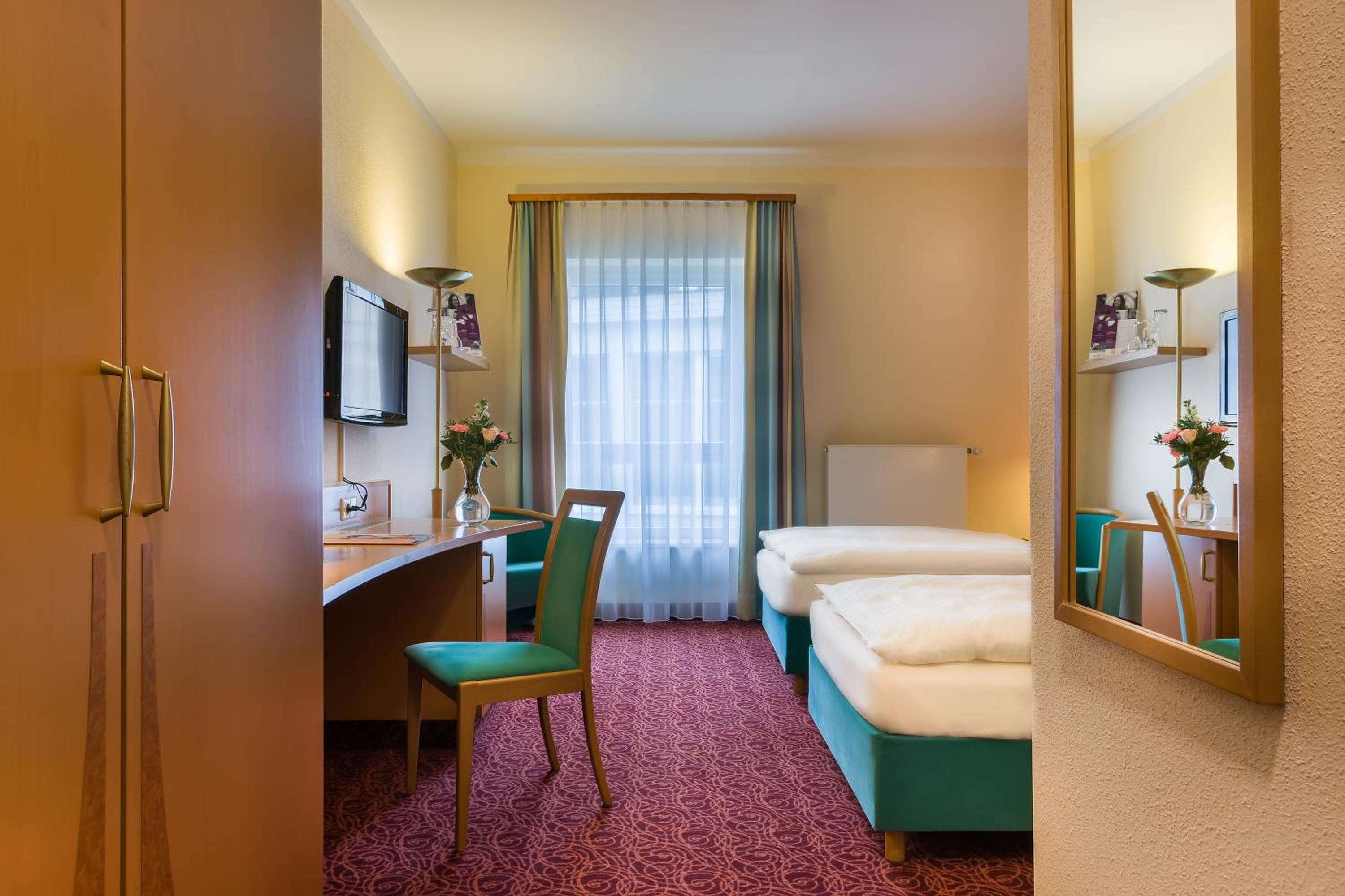 Standard Twin Room - Photo 4