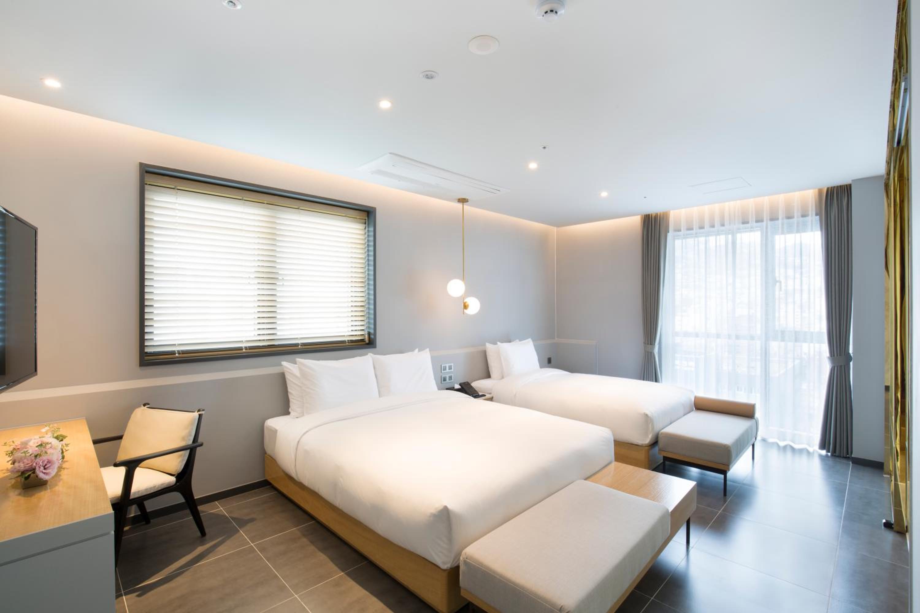 Deluxe Twin Room with City View photo 3