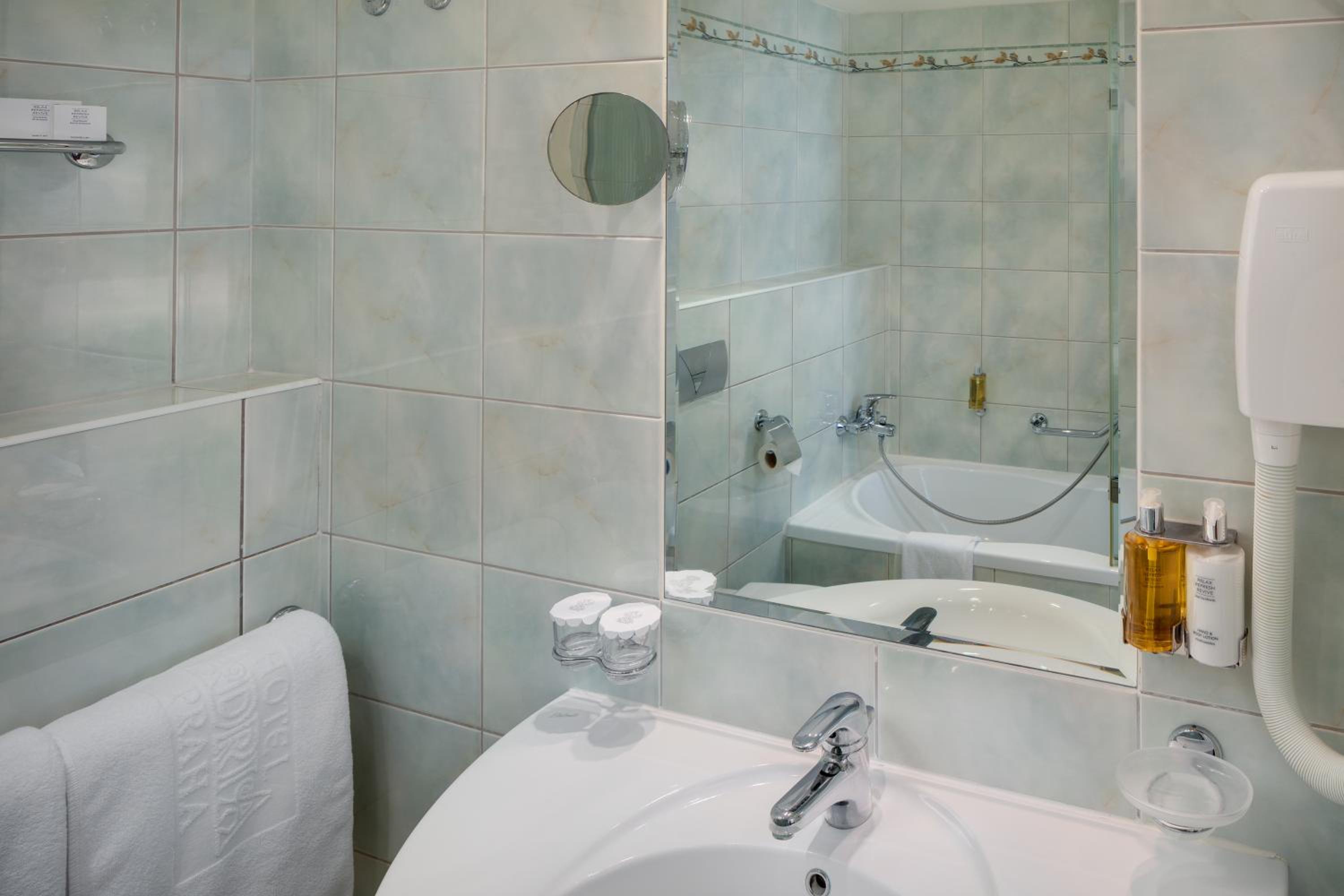Double or Twin Room - Photo 14