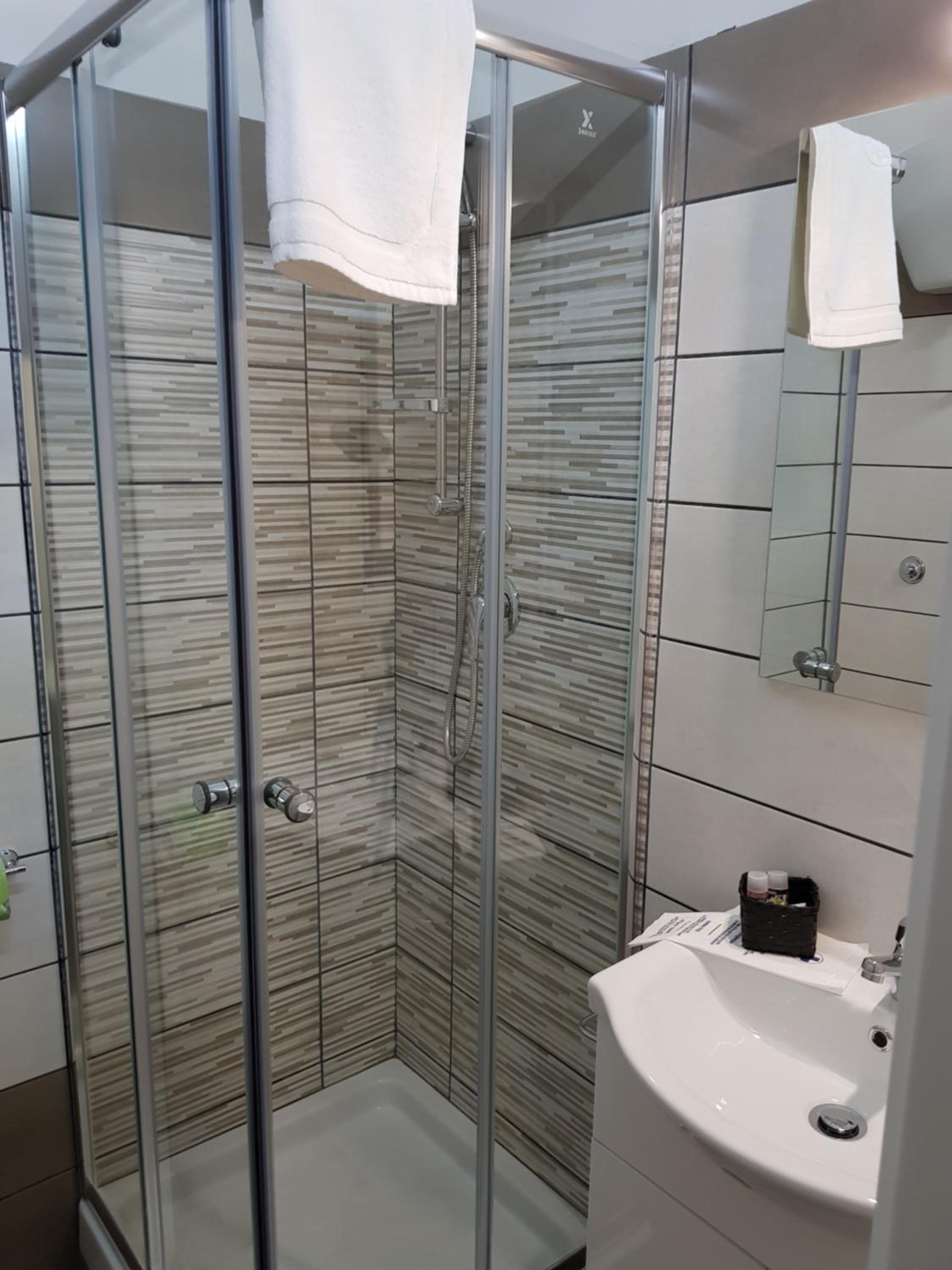 Double Room with Private Bathroom - Photo 3