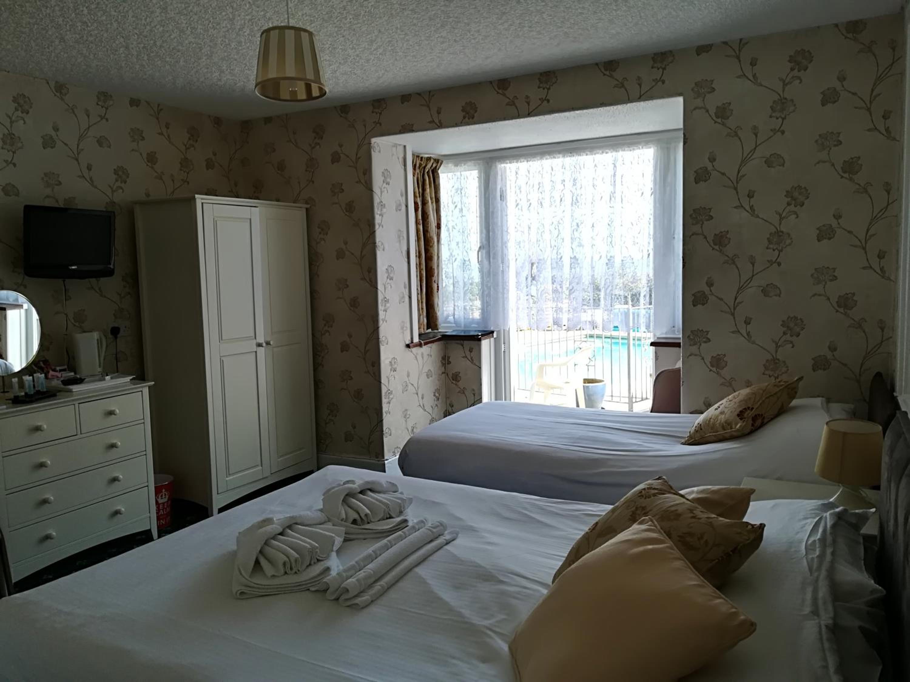 Triple Room with Pool View photo 2