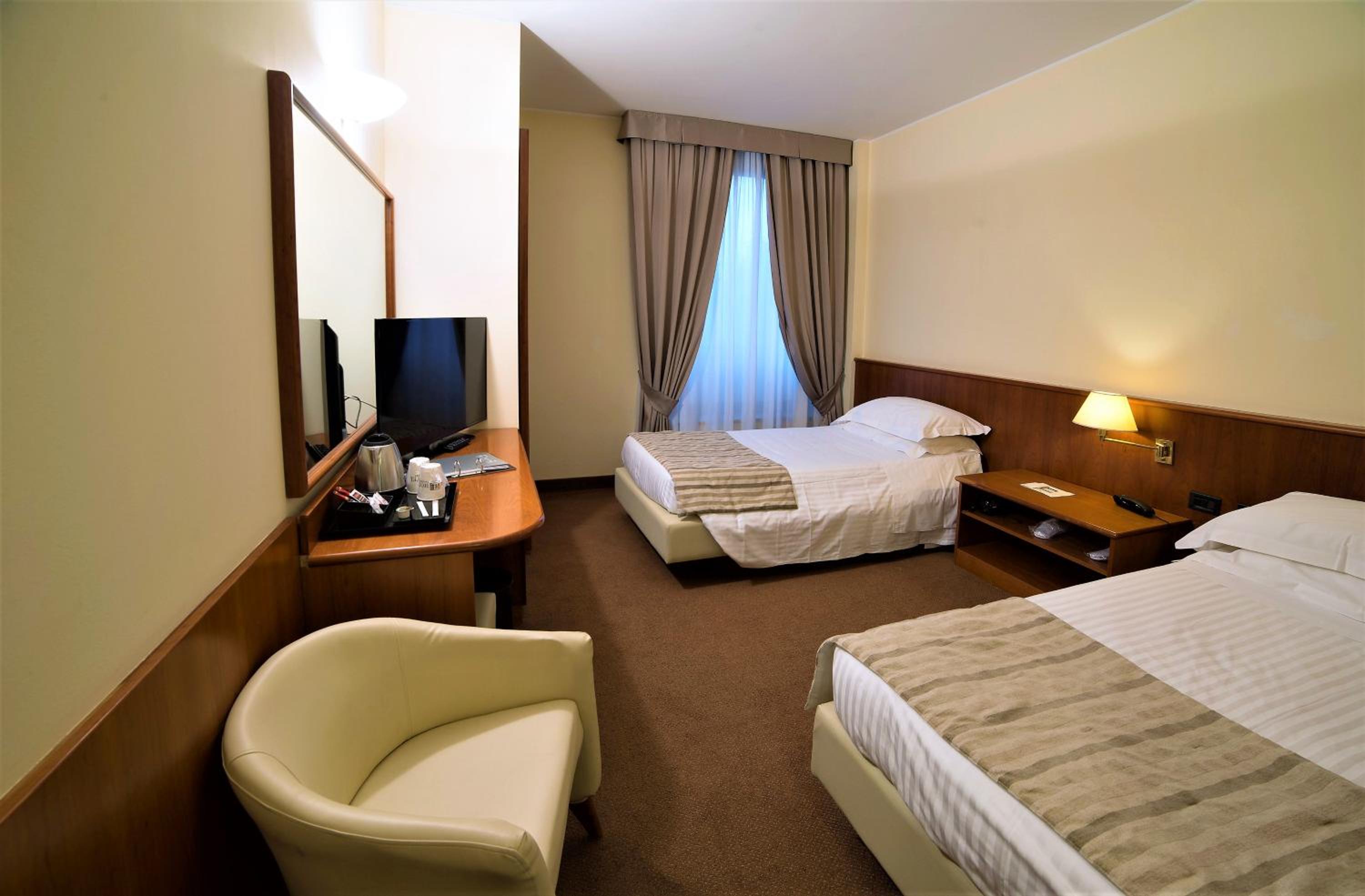 Twin Room - Disability Access - Photo 3