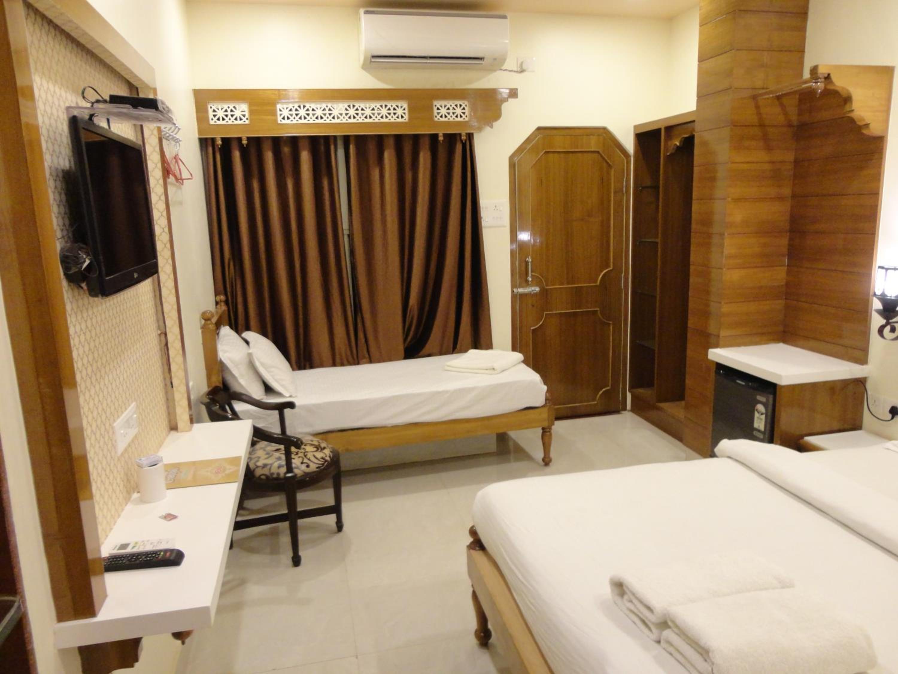 Deluxe Triple Bed Room City View - Photo 29