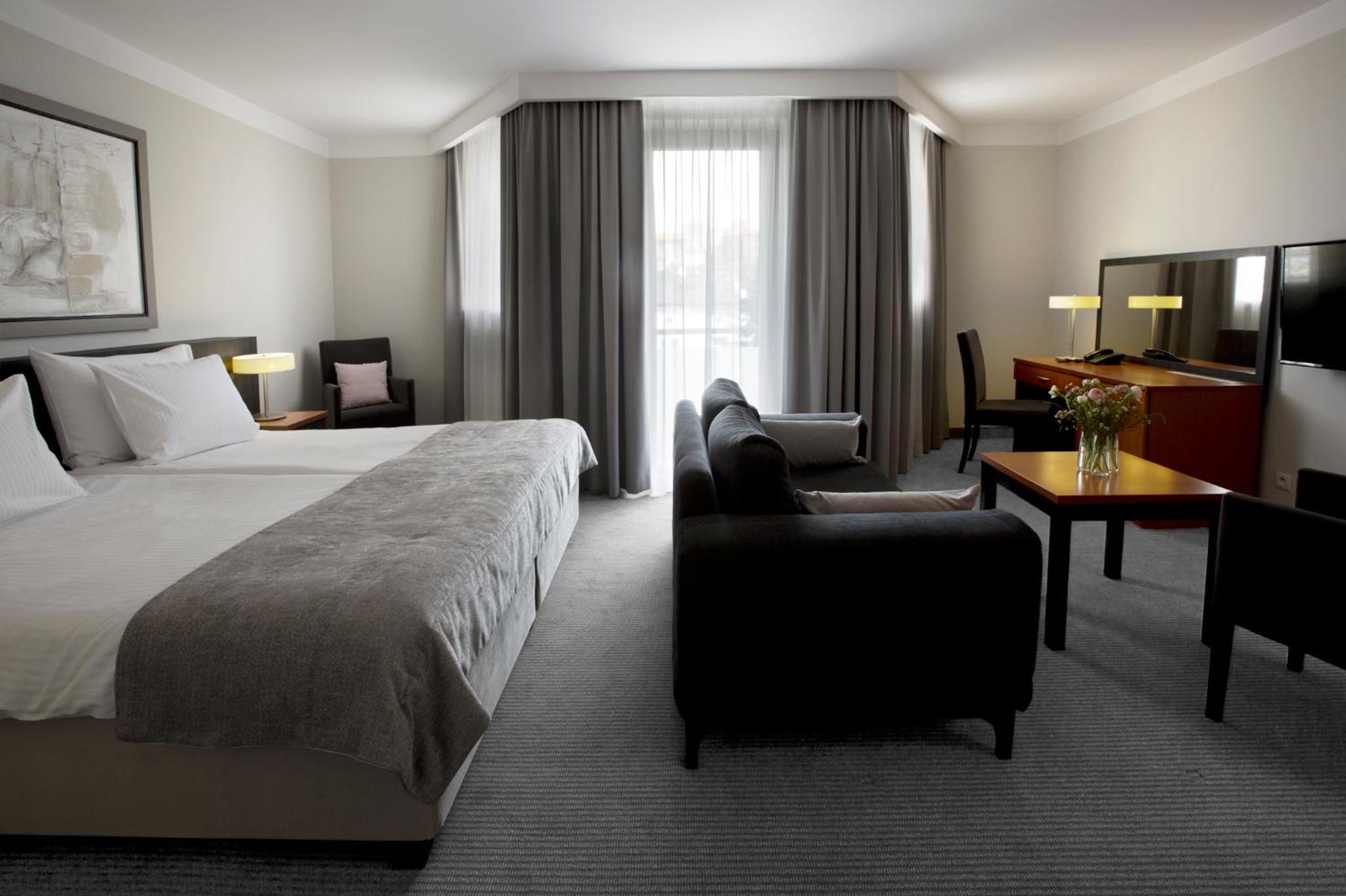 Double or Twin Room - Photo 6