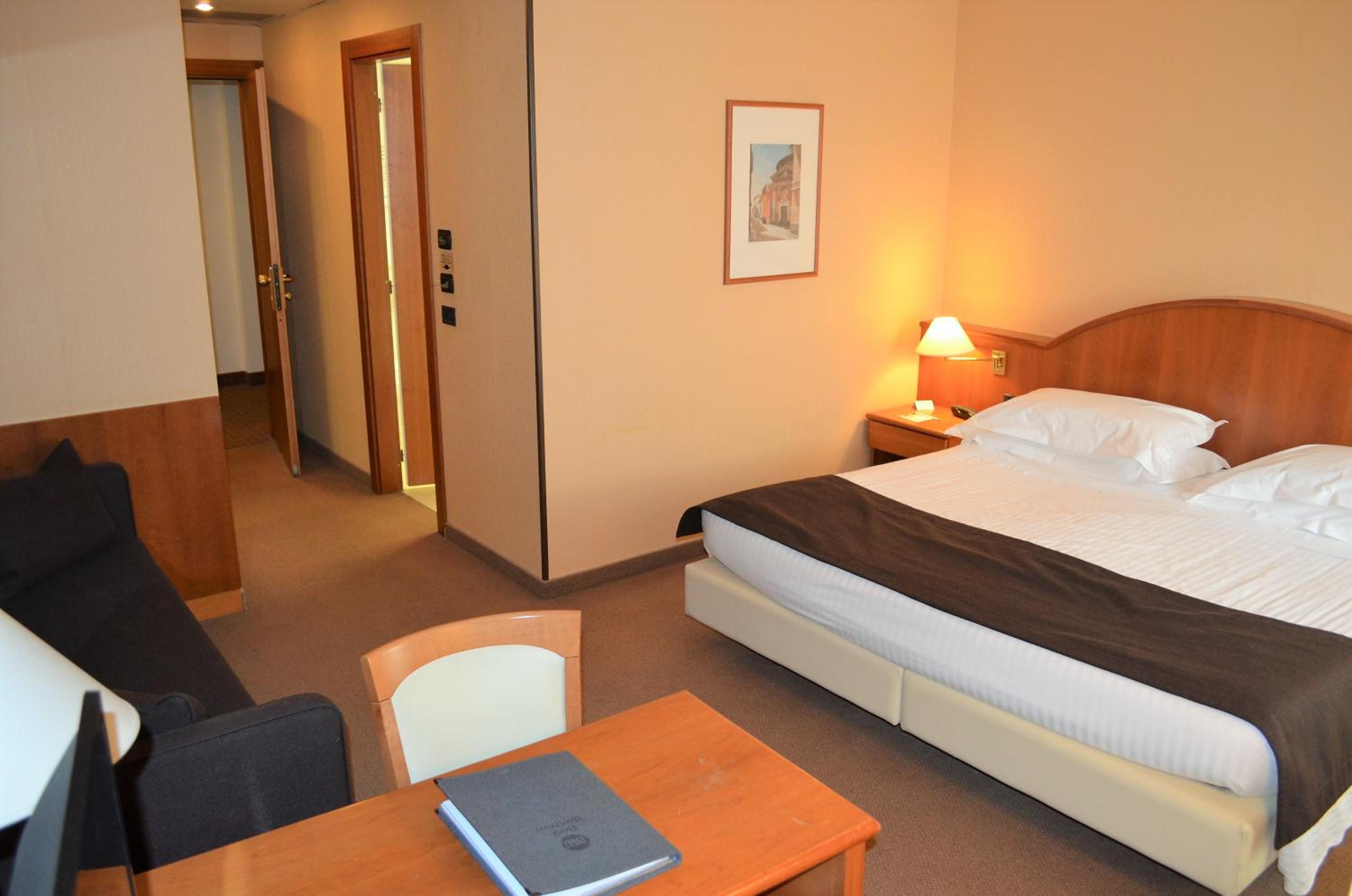 Standard King Room with Extra Bed - Photo 11