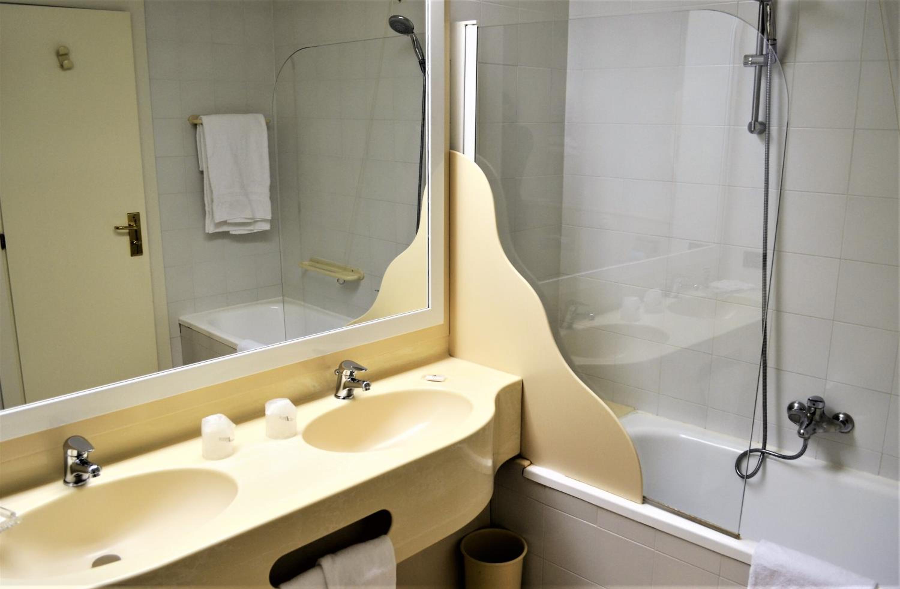 Standard King Room with Extra Bed - Photo 12