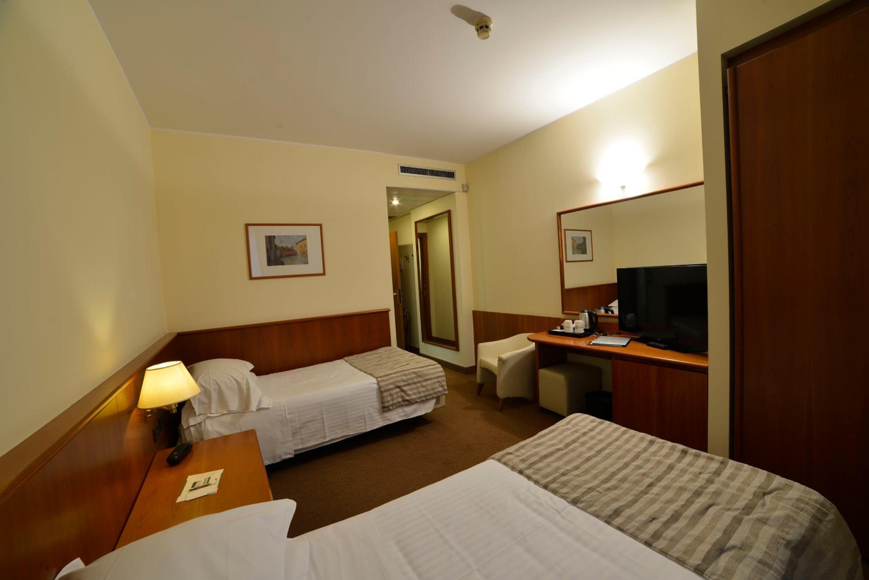 Twin Room - Disability Access - Photo 4