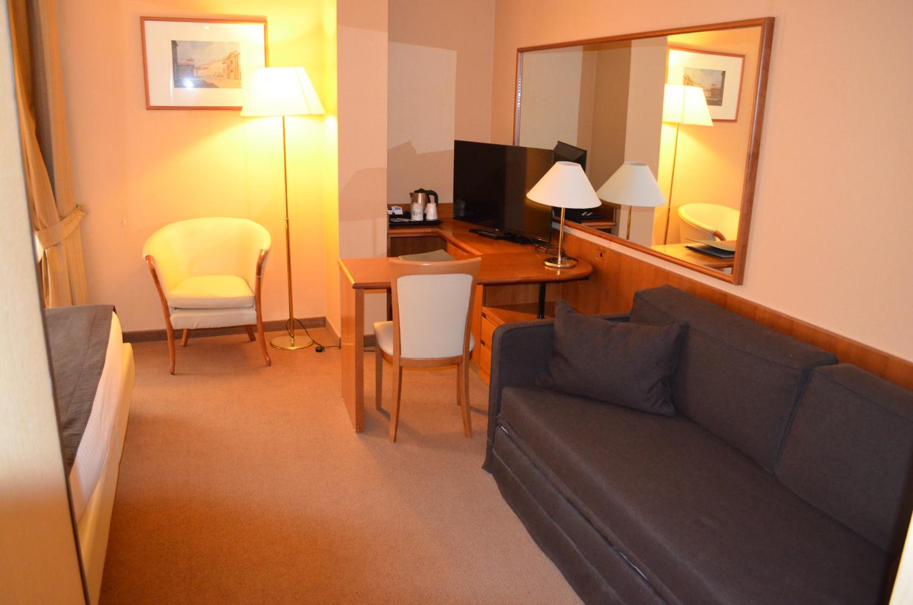 Standard King Room with Extra Bed - Photo 10