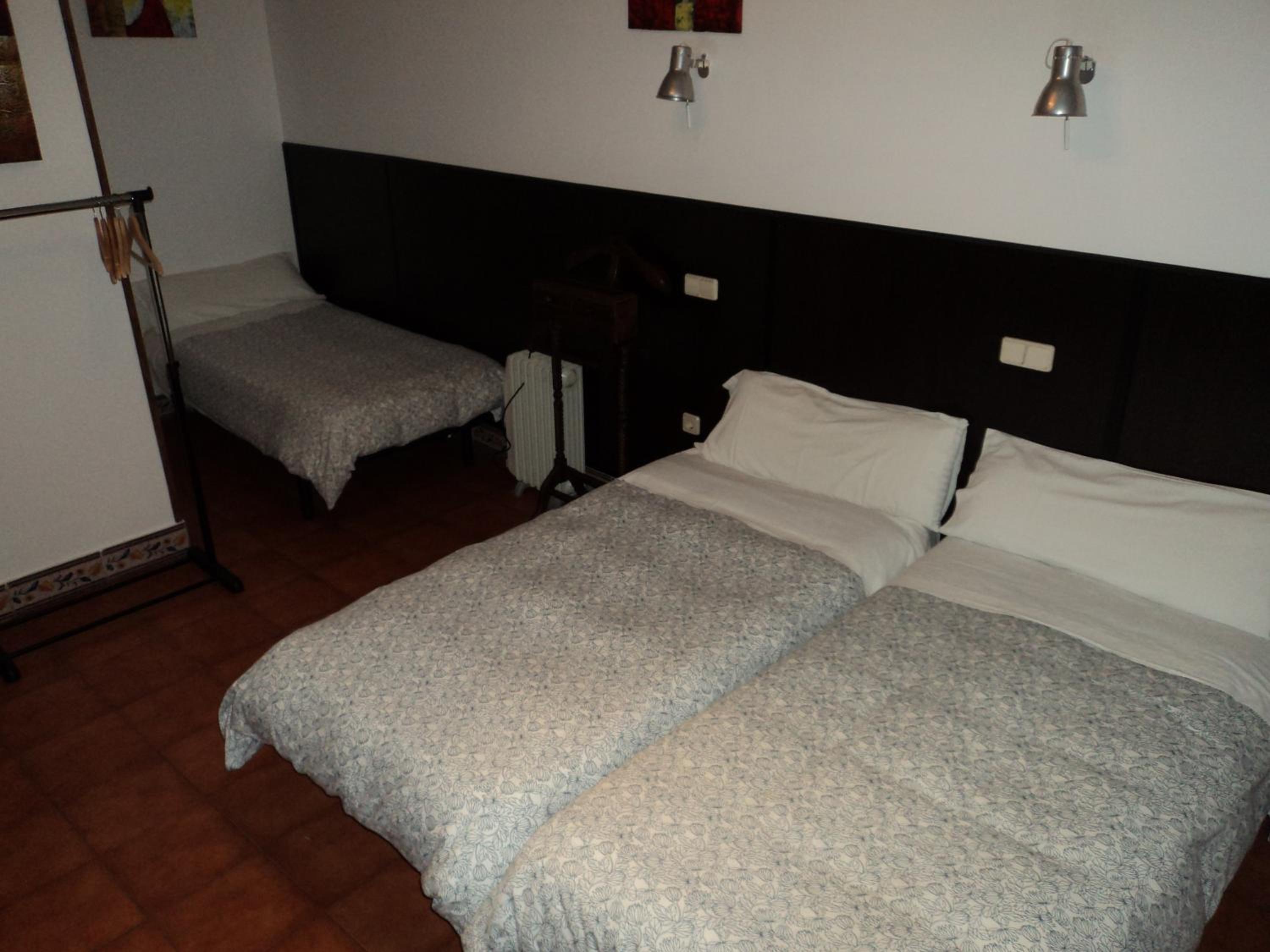 Economy Triple Room photo 2