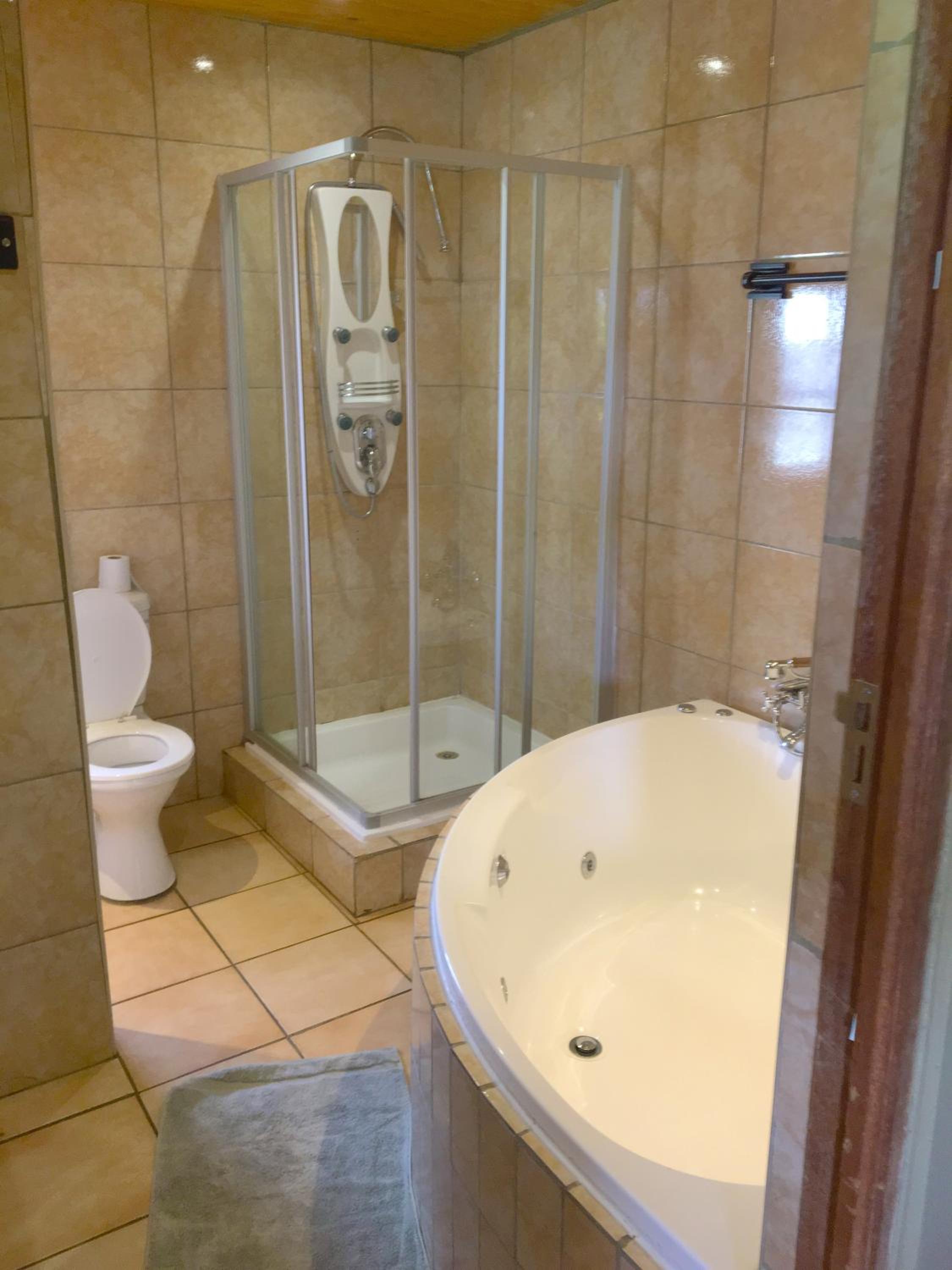 Deluxe Suite with Spa Bath photo 3