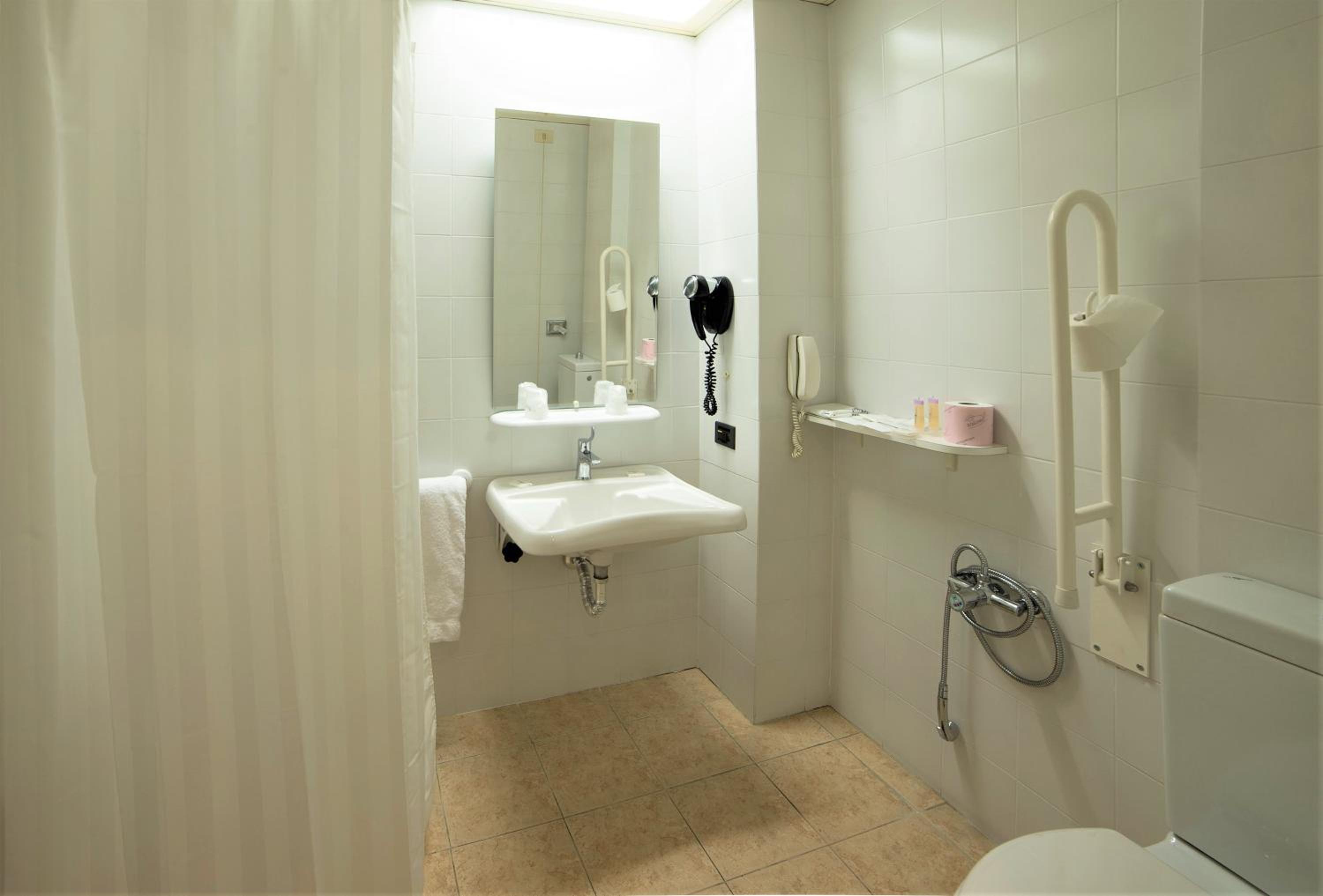 Twin Room - Disability Access - Photo 2